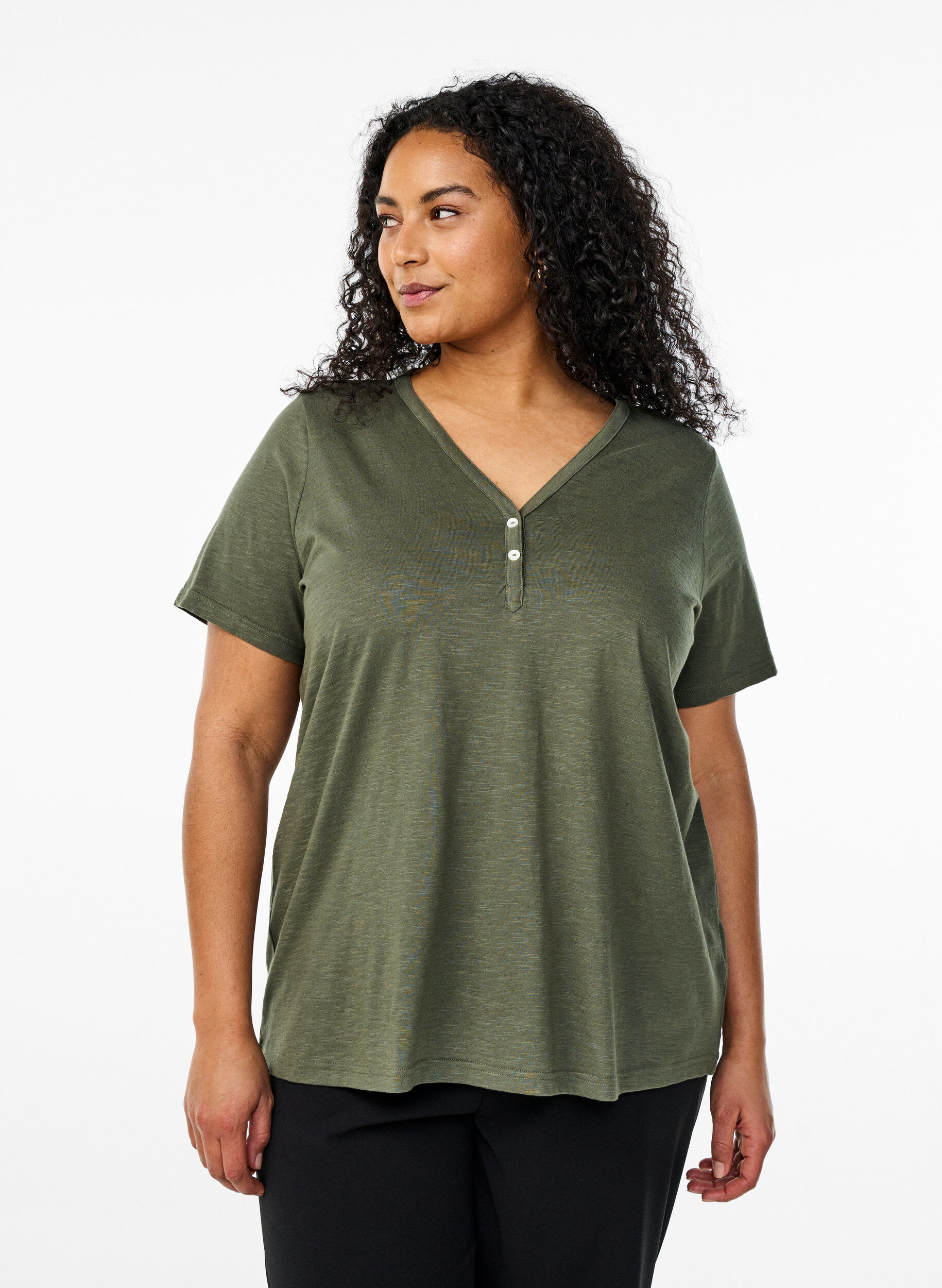 T-Shirt mit Knopfleiste, Gr&uuml;n, Model