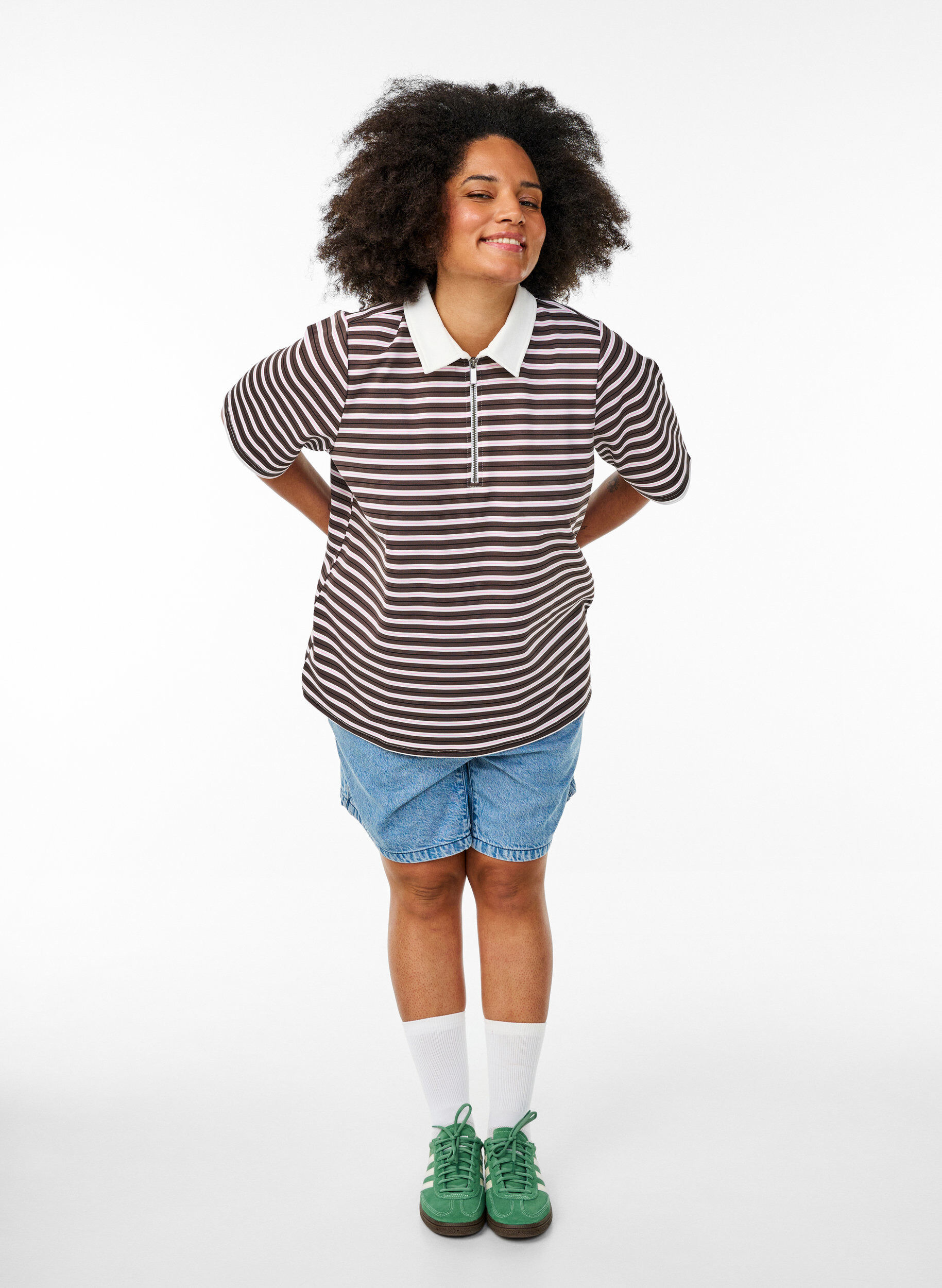 Zizzi Kurz&auml;rmliges Poloshirt mit Streifen und Rei&szlig;verschluss, Braun, Model image number 1