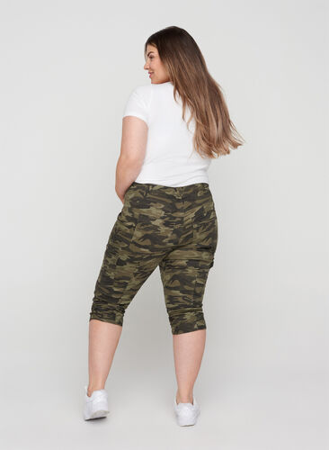 Slim Fit Caprijeans mit Camouflageprint, Ivy Green/Camou, Model image number 1
