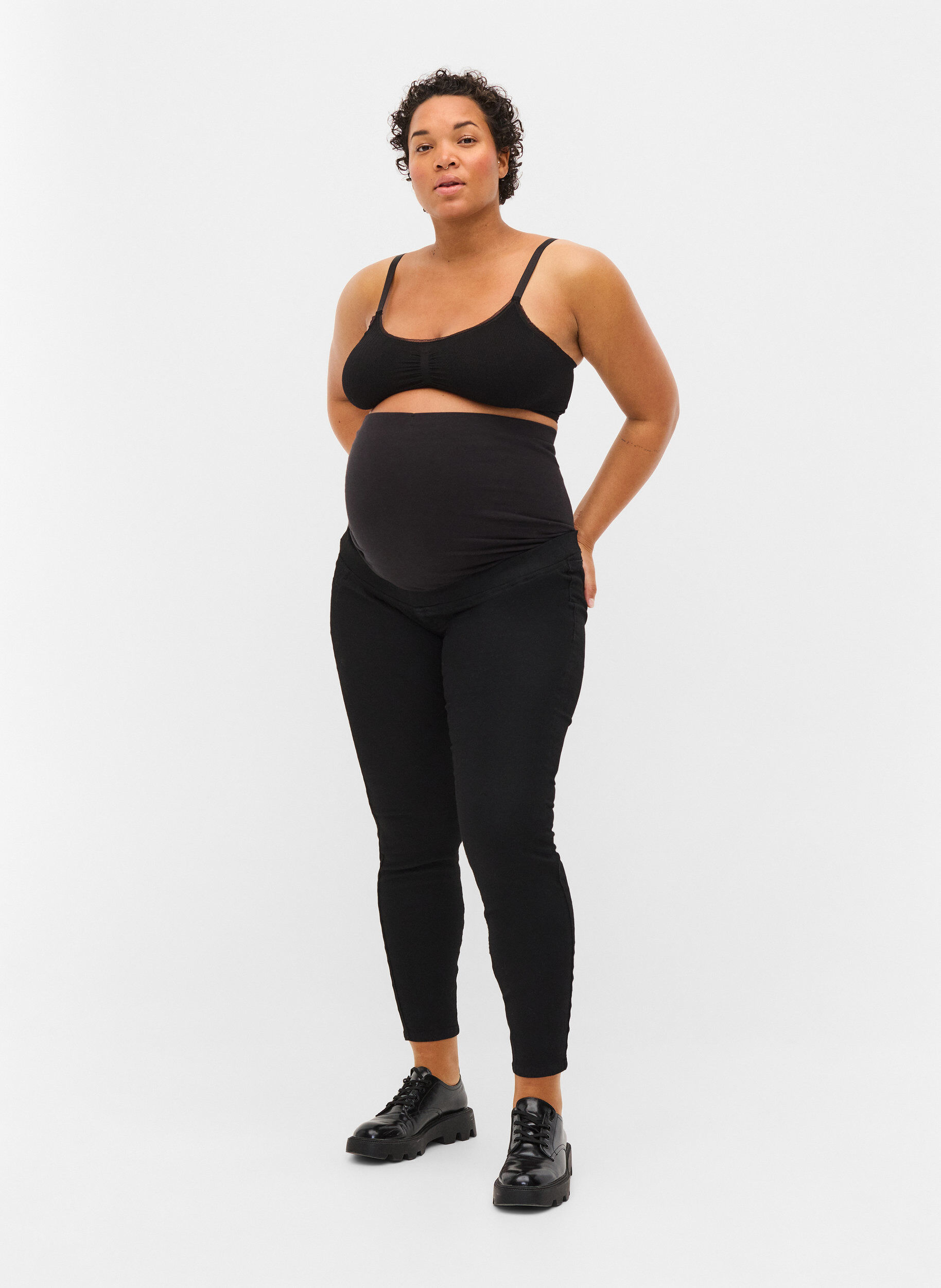 Zizzi Umstands-Jeggings mit Taschen hinten, Black, Model image number 0