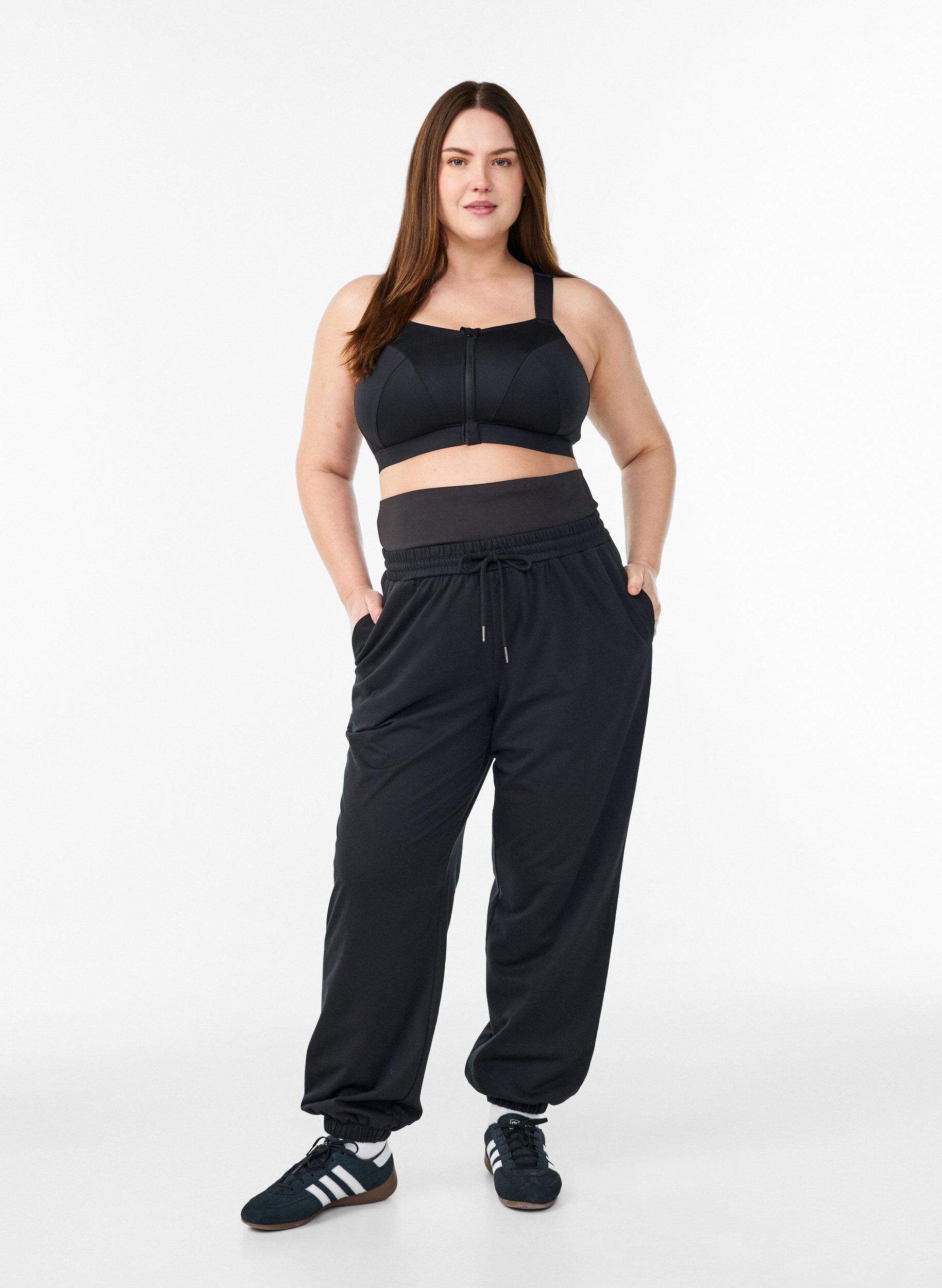 Zizzi Sweatpants mit breitem Bund, Schwarz, Model image number 1