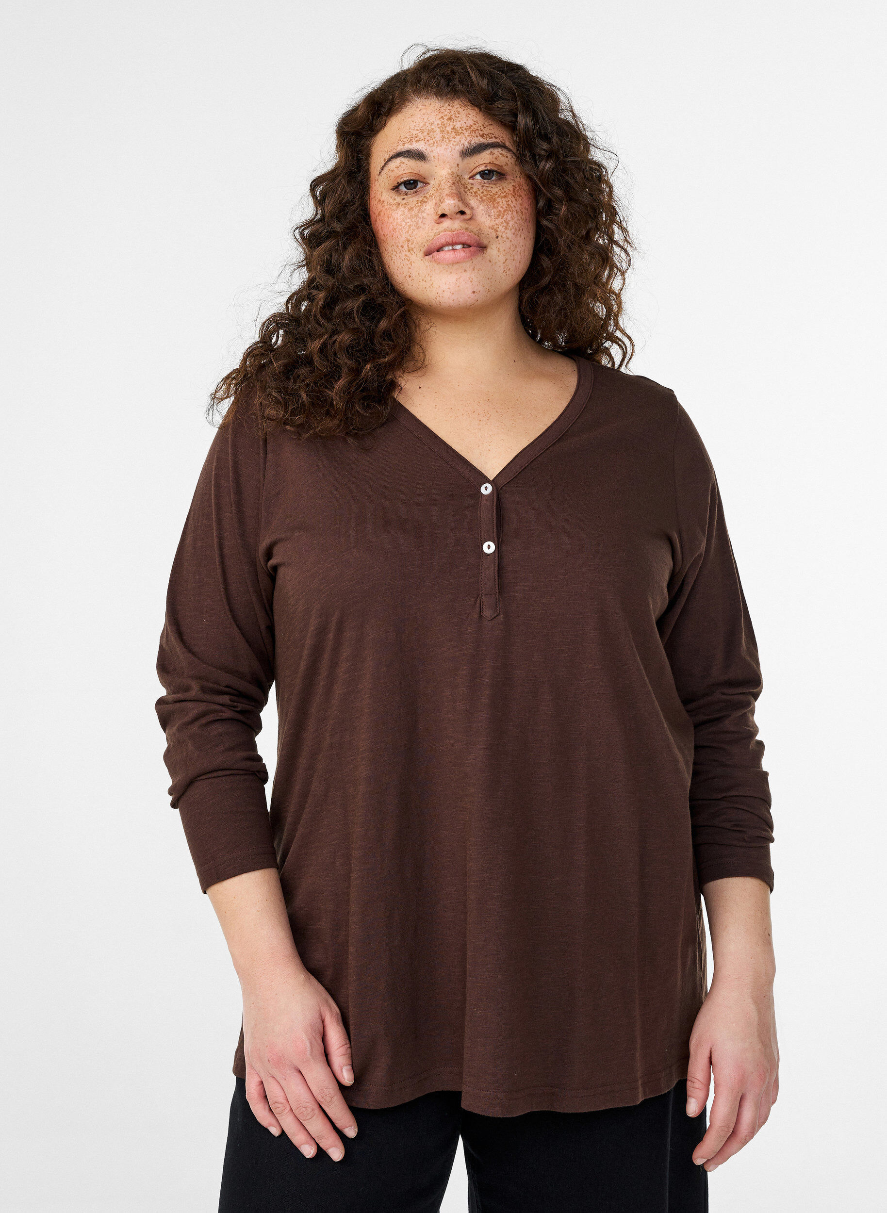 Langarmshirt mit V-Ausschnitt und Kn&ouml;pfen, Braun, Model
