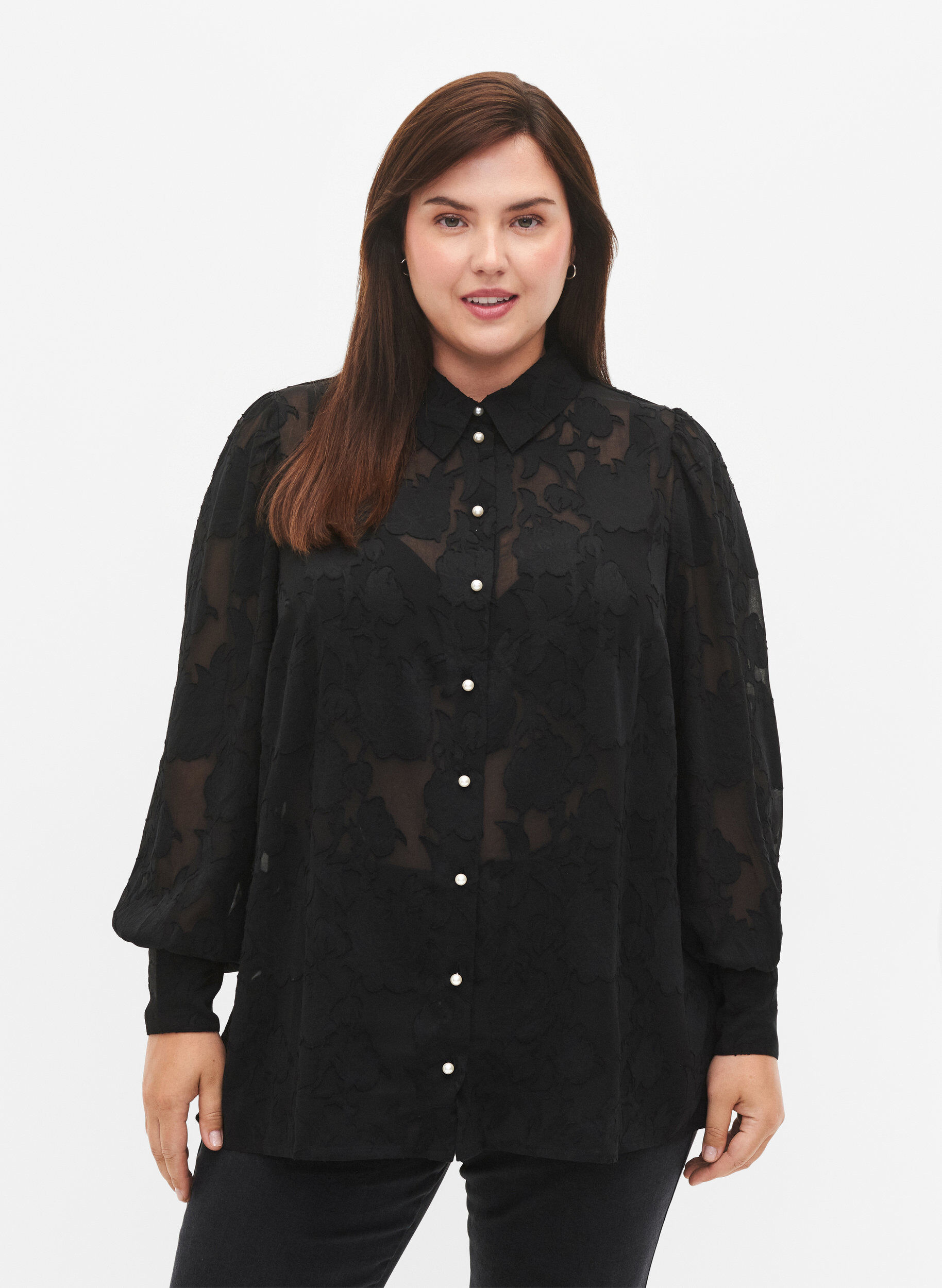 Zizzi Jacquard-Bluse mit Perlenkn&ouml;pfen, Black, Model image number 0