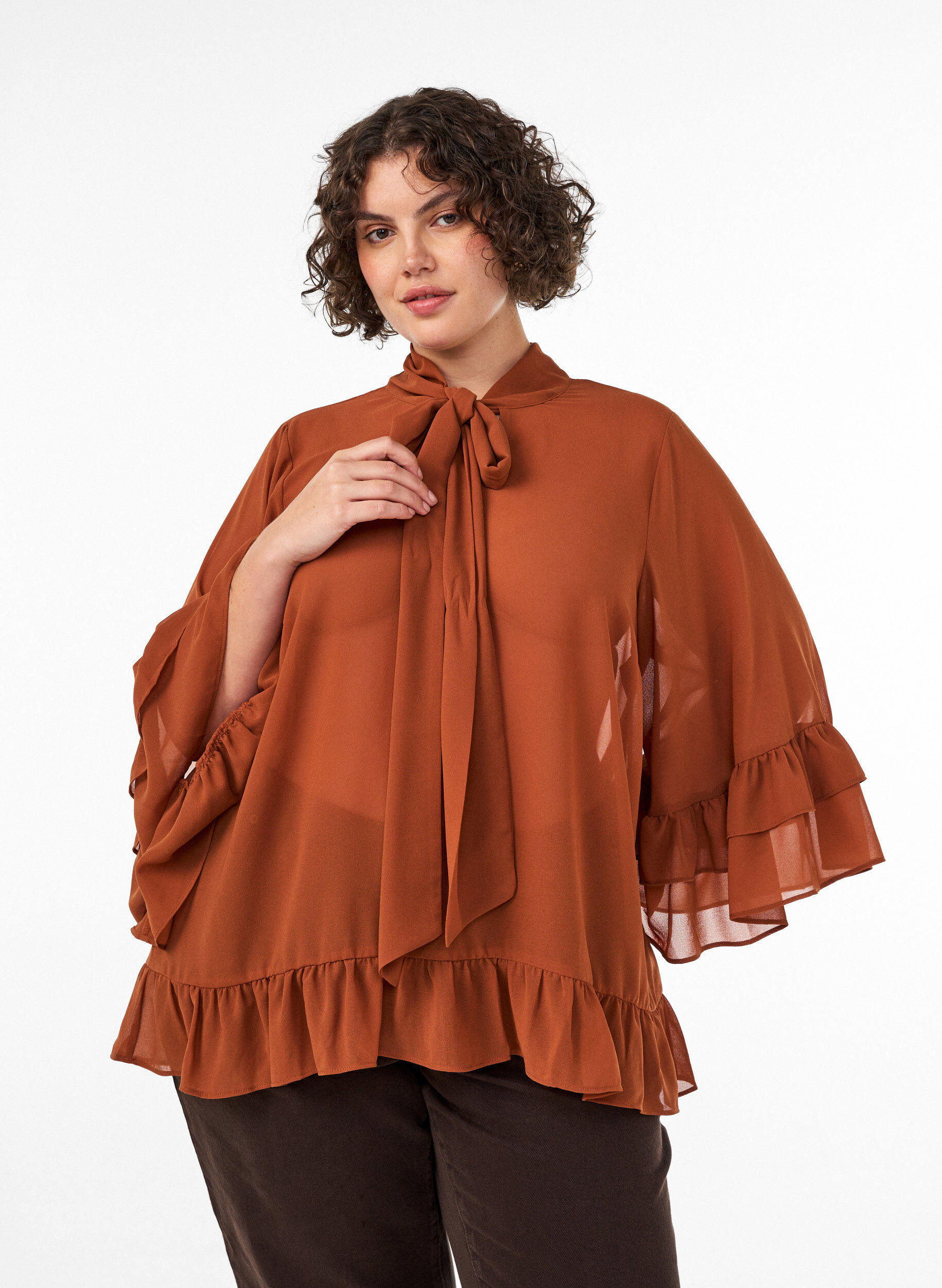 Bluse mit Bindeband und R&uuml;schendetails, Braun, Model