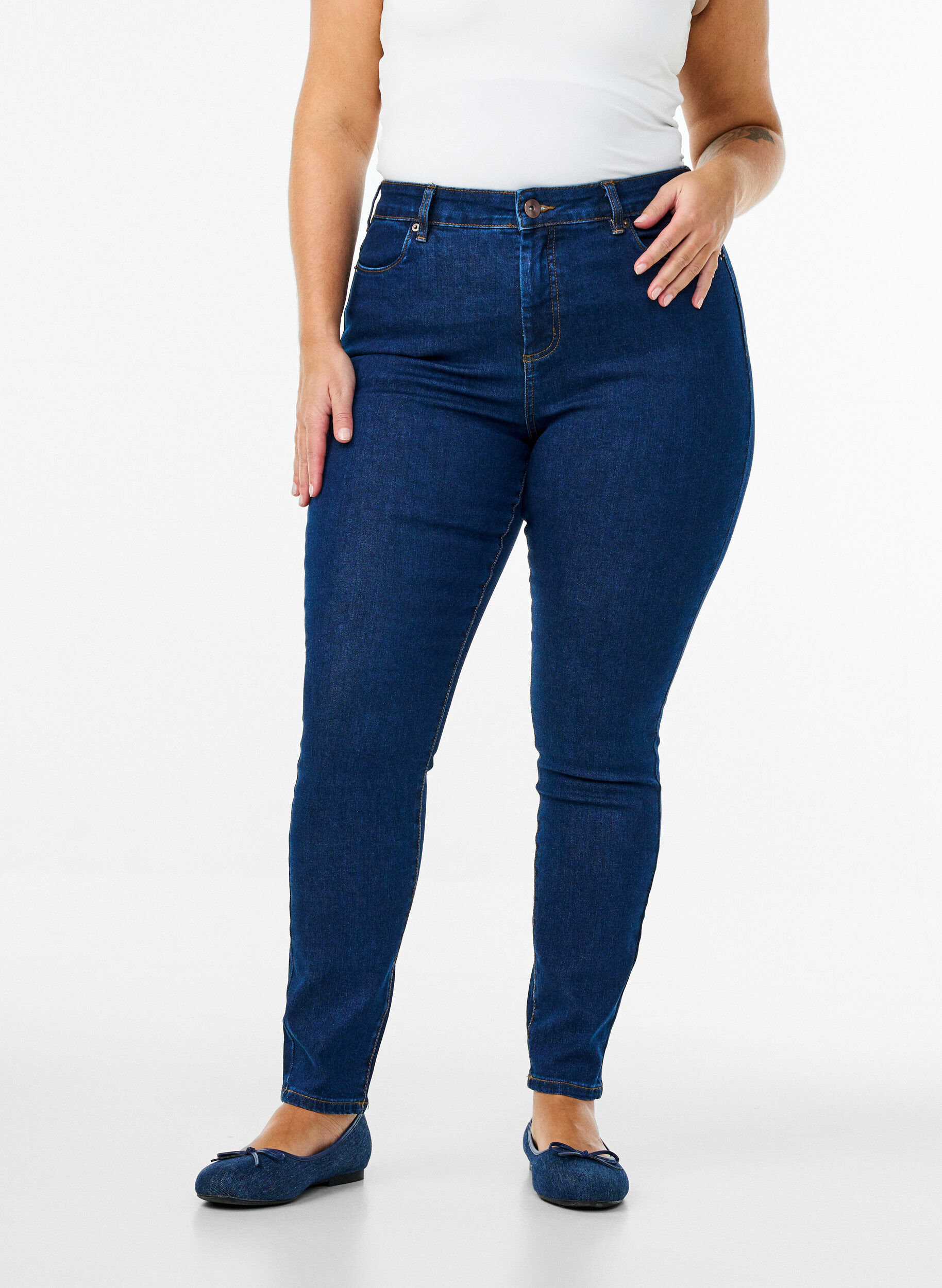 Zizzi Amy Jeans mit hoher Taille und extra schlanker Passform, Blau, Model image number 2