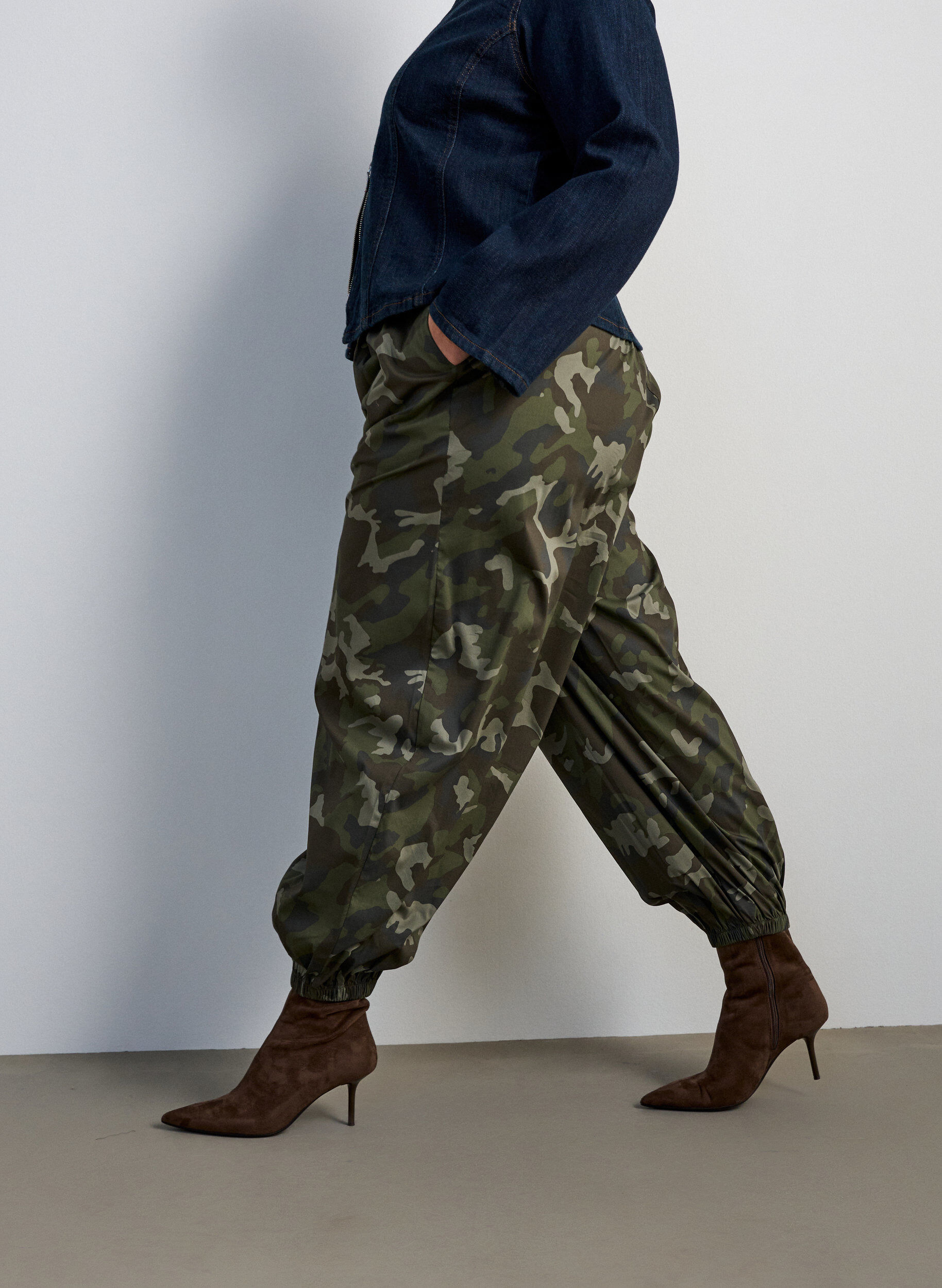 ZizziBallonhose mit hoher Taille und Allover-Muster, Gr&uuml;n, Model image number 3