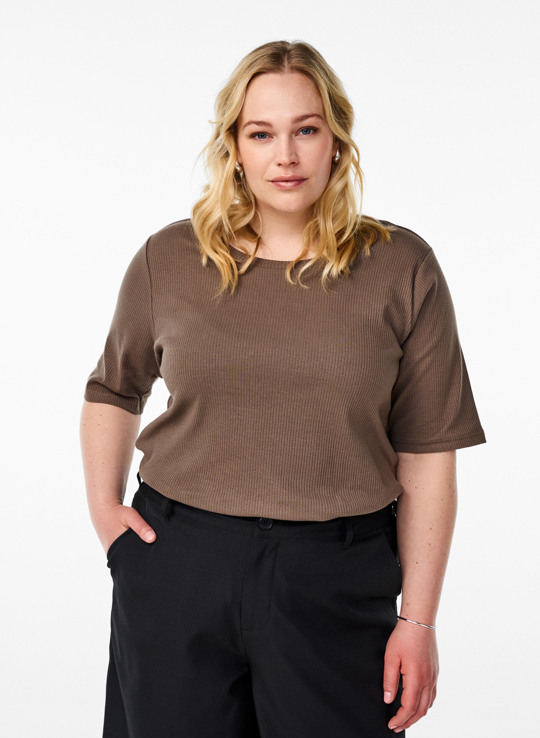 Zizzi Bluse aus geripptem Jersey mit kurzen &Auml;rmeln, Braun, Model image number 0