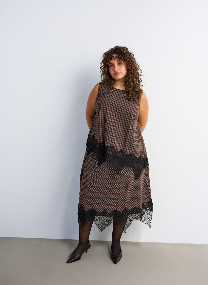 Kariertes Top mit asymmetrischen Spitzen, Braun, Model