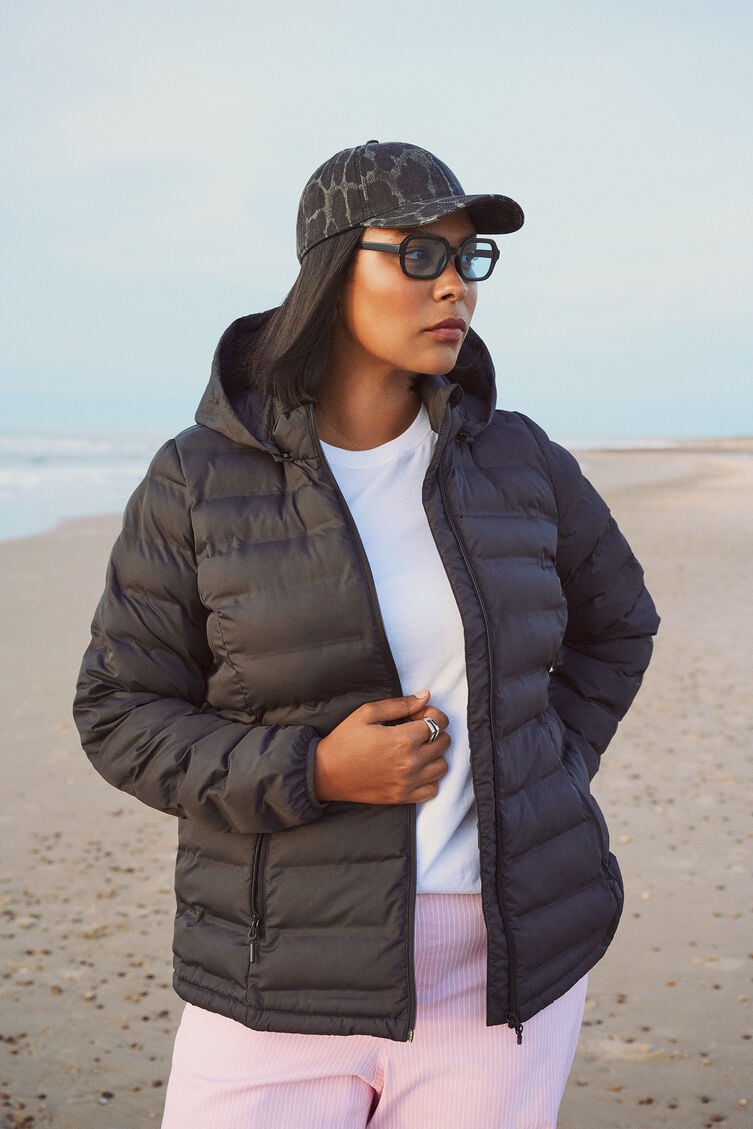 Wasserabweisende schwarze Leichtgewichtsjacke, , Model