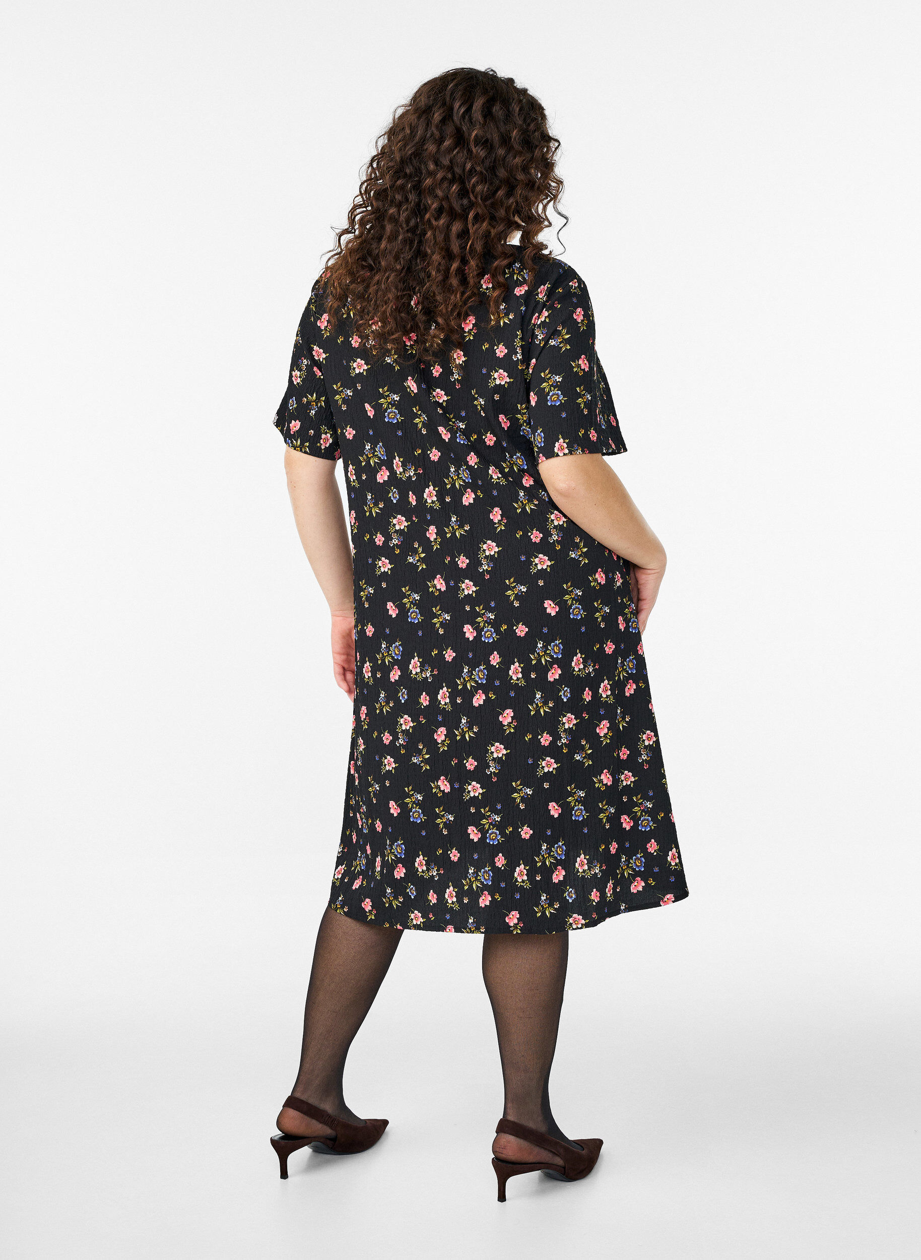 Zizzi Kleid mit kurzen &Auml;rmeln und V-Ausschnitt, Schwarz, Model image number 1