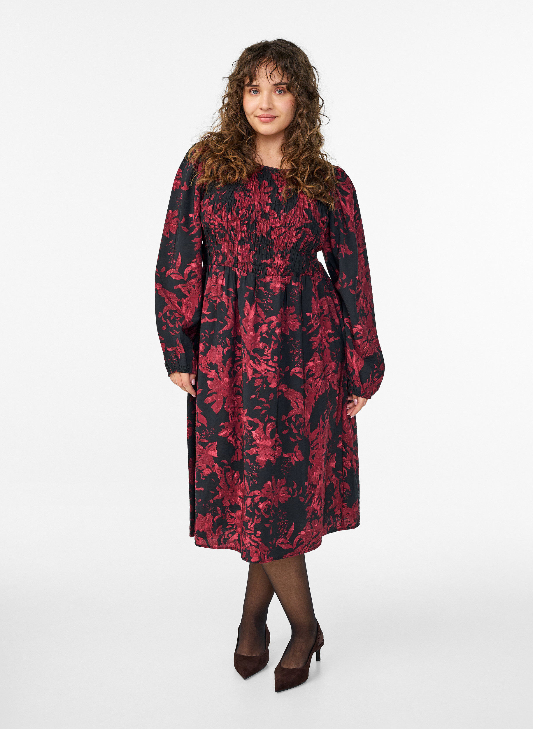 Gebl&uuml;mtes Kleid mit Smock-Oberteil, Schwarz, Model