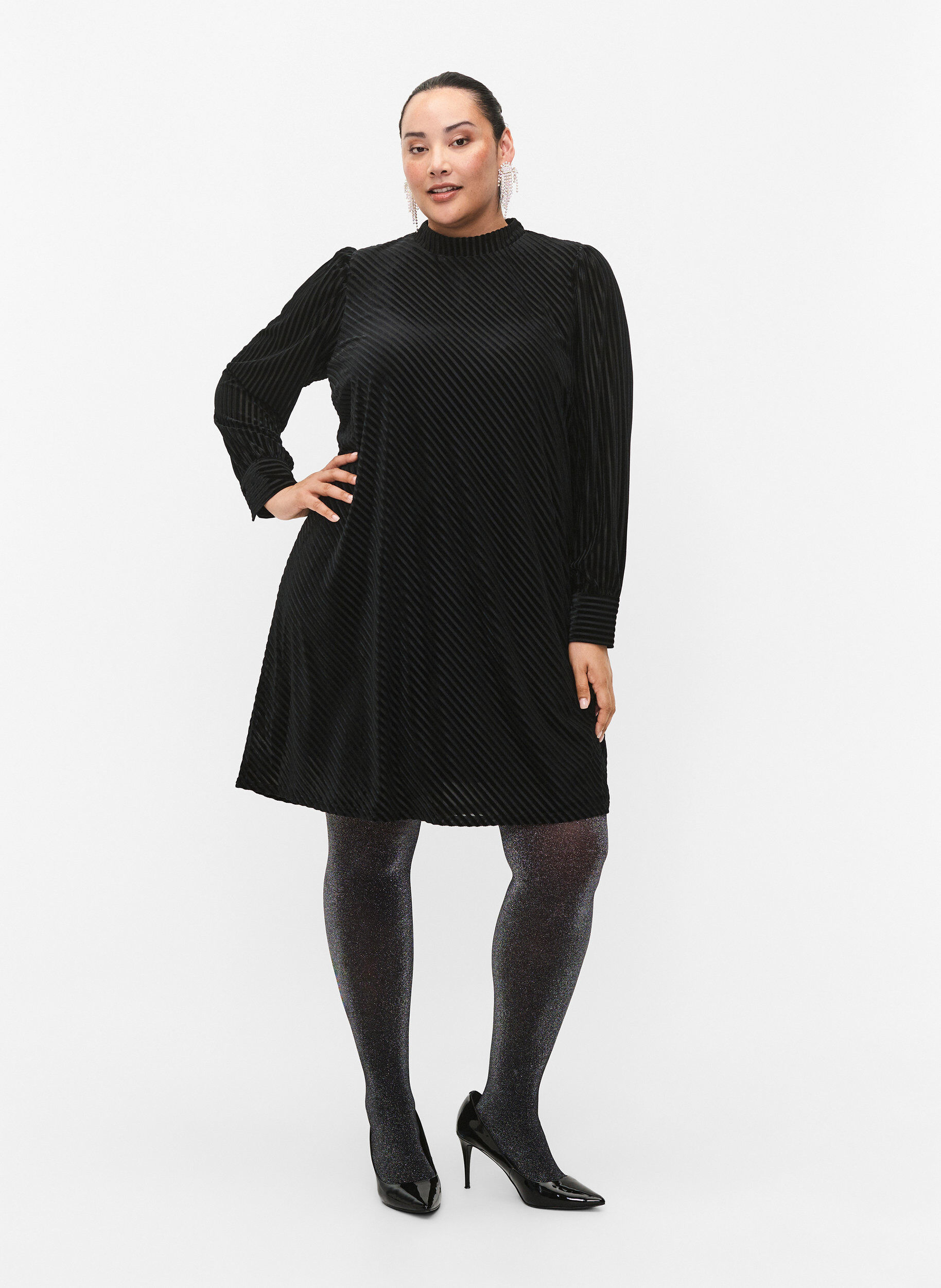 Zizzi Strukturiertes Kleid aus Velours, Black, Model image number 3