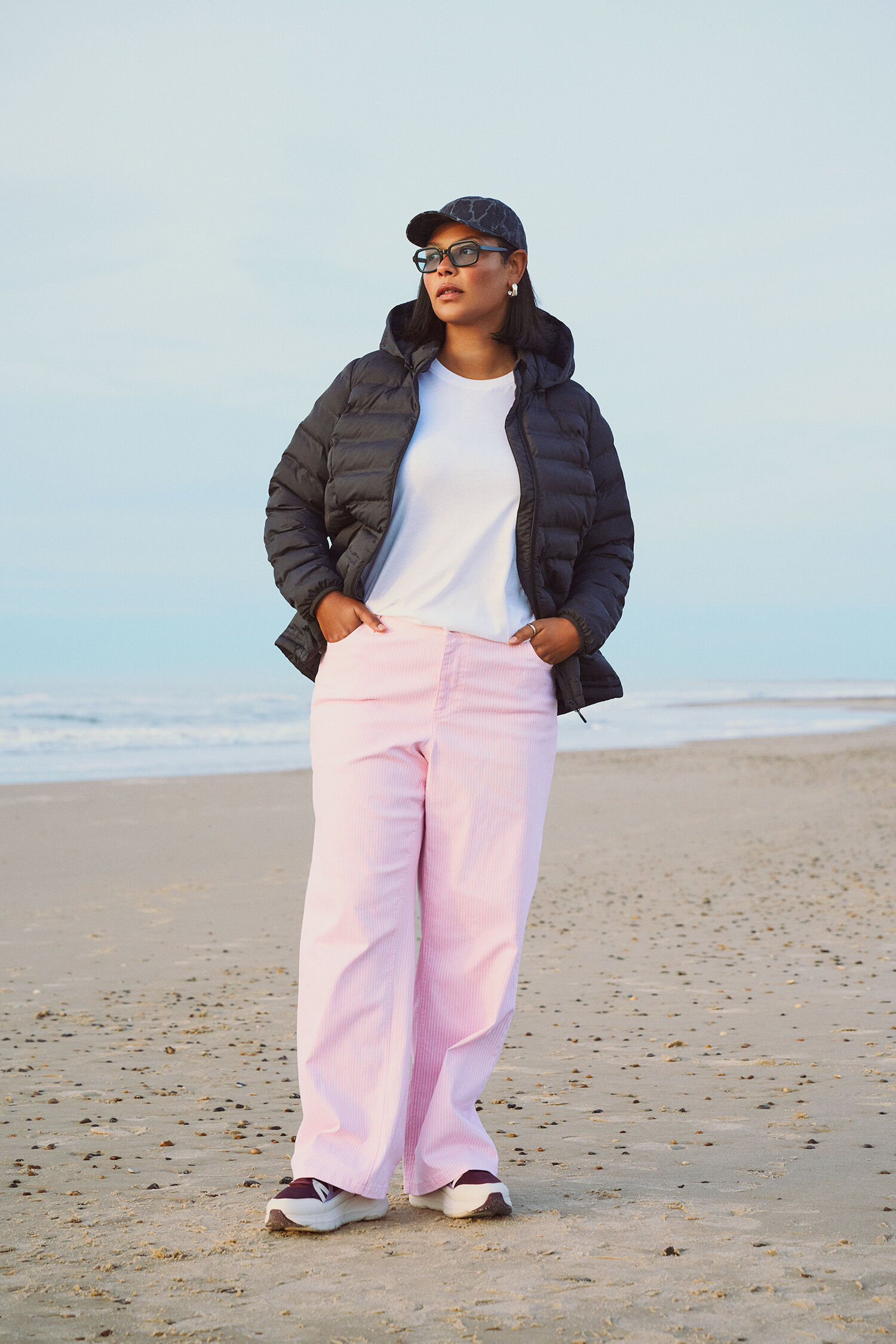 Wasserabweisende schwarze Leichtgewichtsjacke, , Model