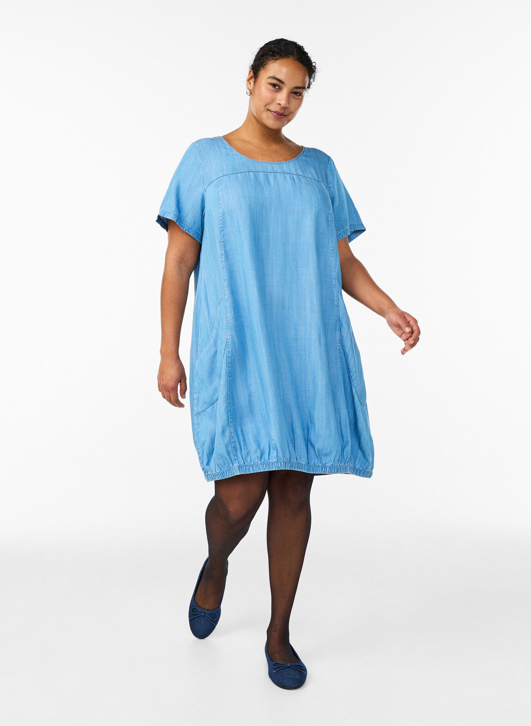 Zizzi Kurzes Kleid aus Lyocell-Denim mit Ballon-Passform, Blau, Model image number 1