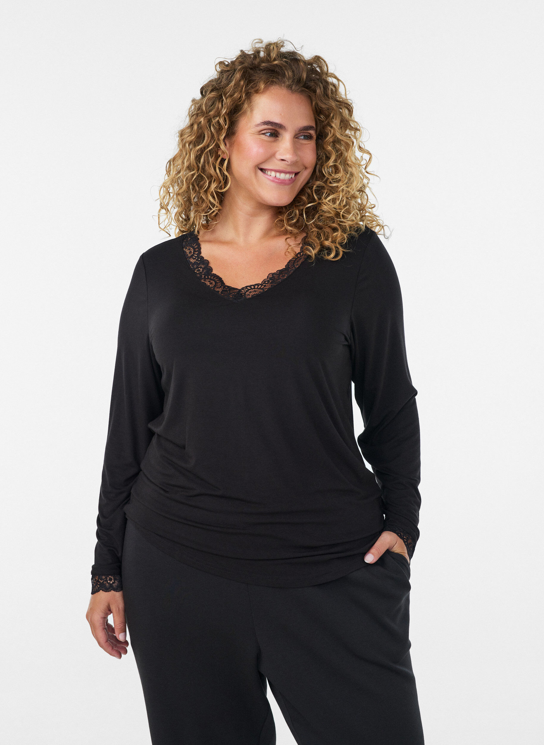 ZizziBluse aus Viskose mit Spitzen und V-Ausschnitt, Schwarz, Model image number 0