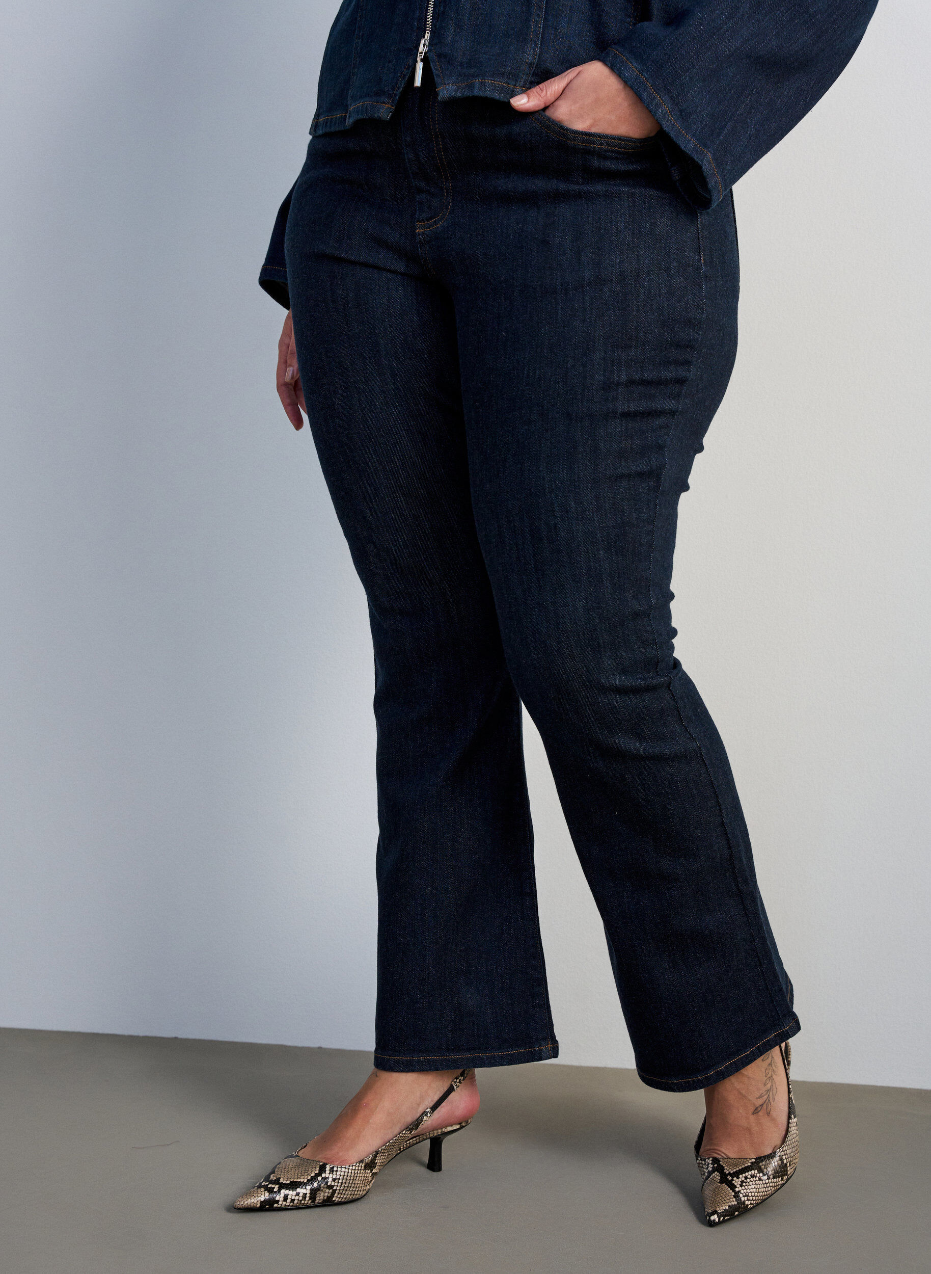 ZizziEllen Bootcut-Jeans mit hoher Taille, Blau, Model image number 2