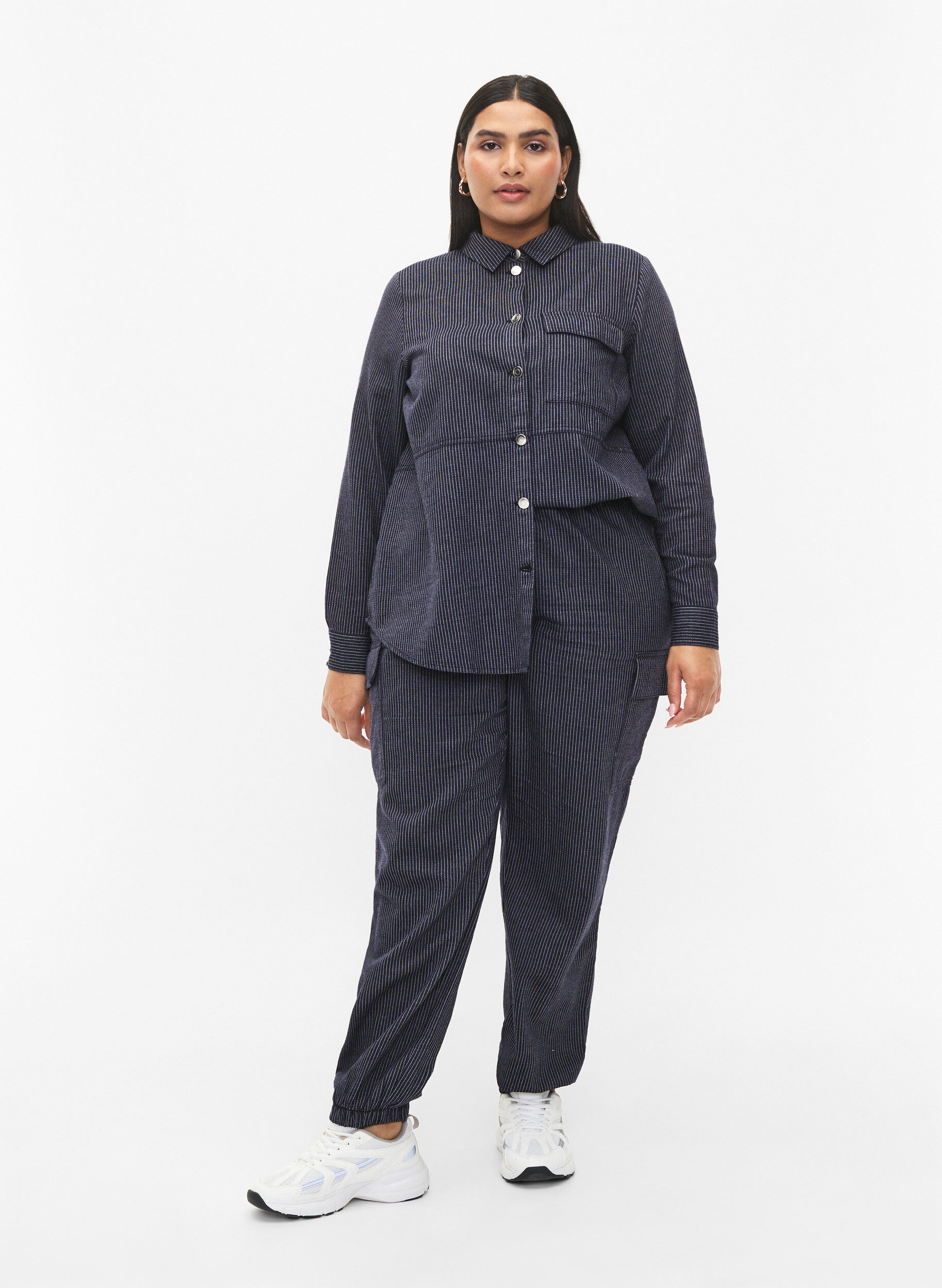 Zizzi Nadelstreifen-Cargohose aus Baumwolle, Dark Blue Stripe, Model image number 0
