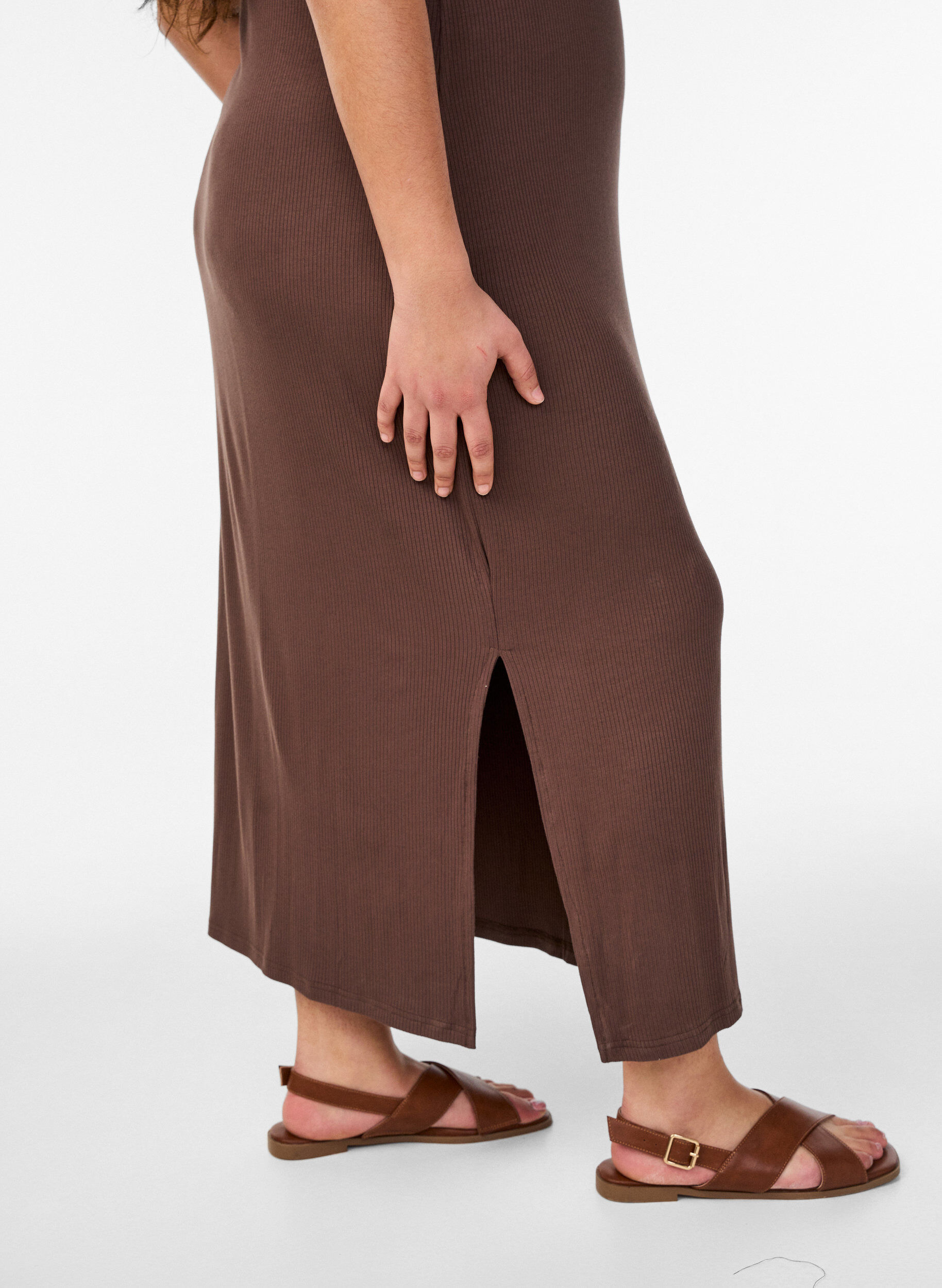 Zizzi &Auml;rmelloses geripptes Kleid aus Viskose, Braun, Model image number 2