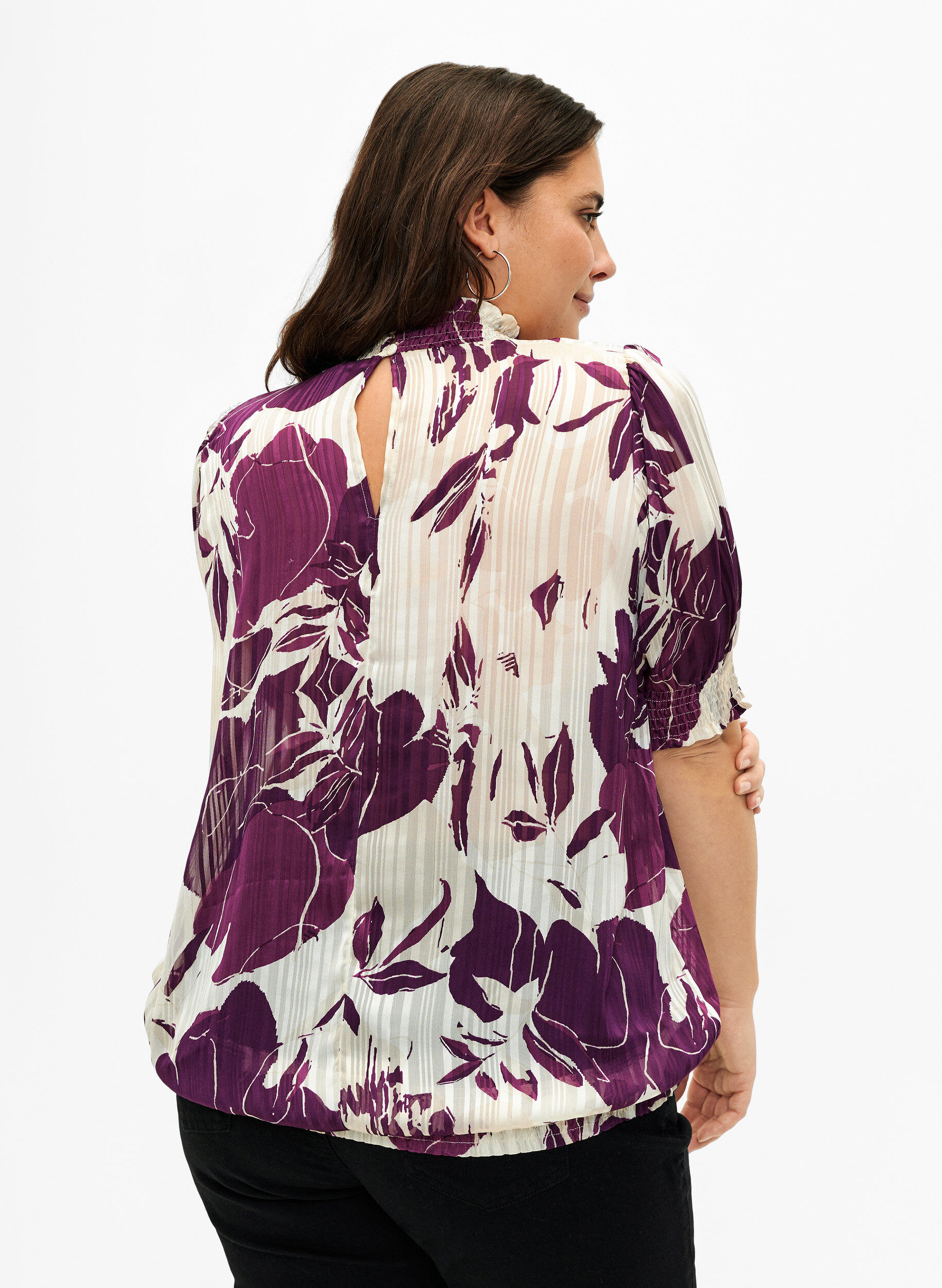 Zizzi Kurz&auml;rmelige gesmokte Bluse mit Print, D.Purple Graphic AOP, Model image number 1