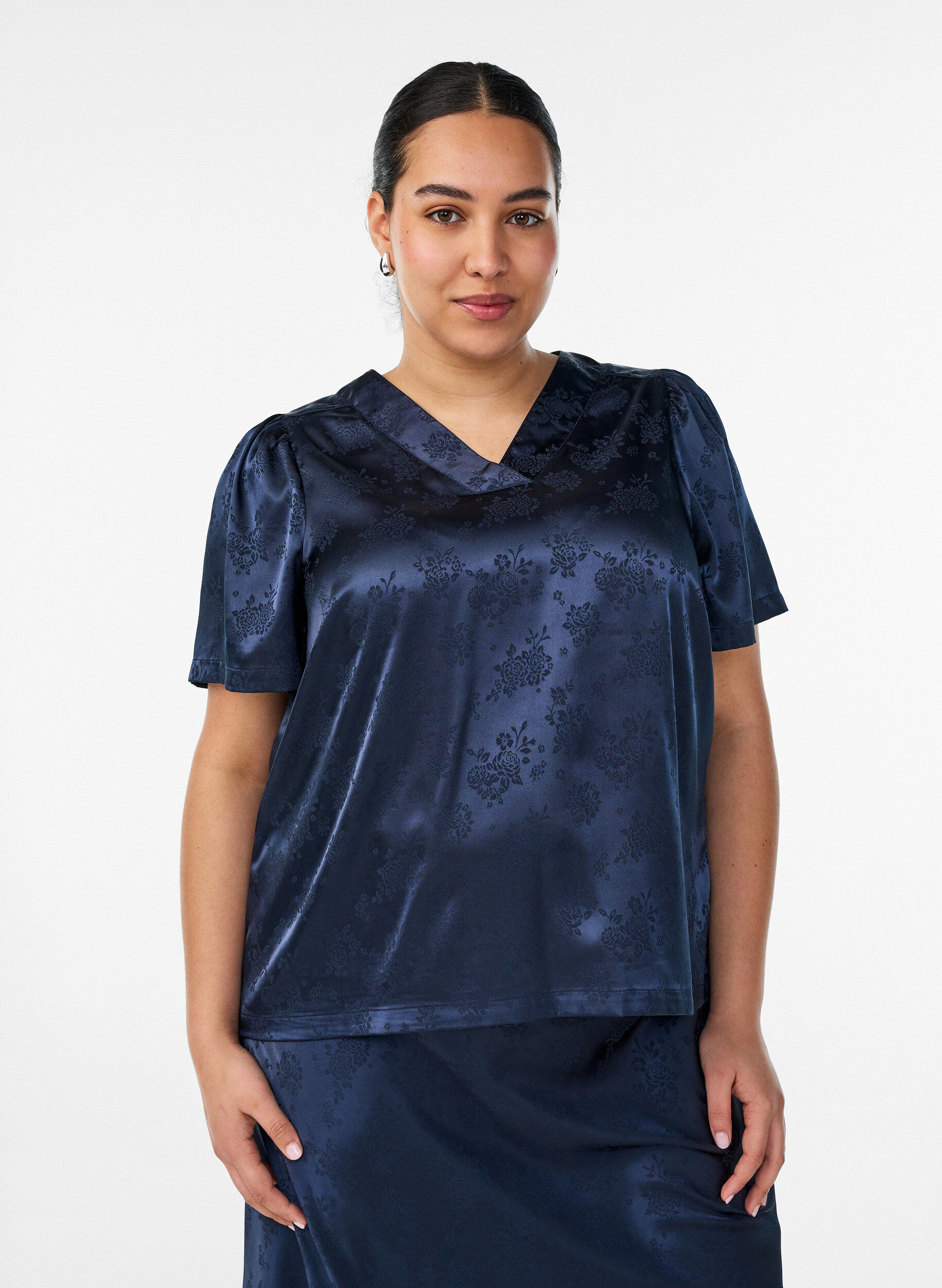 ZizziGebl&uuml;mte Bluse aus Satin mit V-Ausschnitt, Blau, Model image number 0