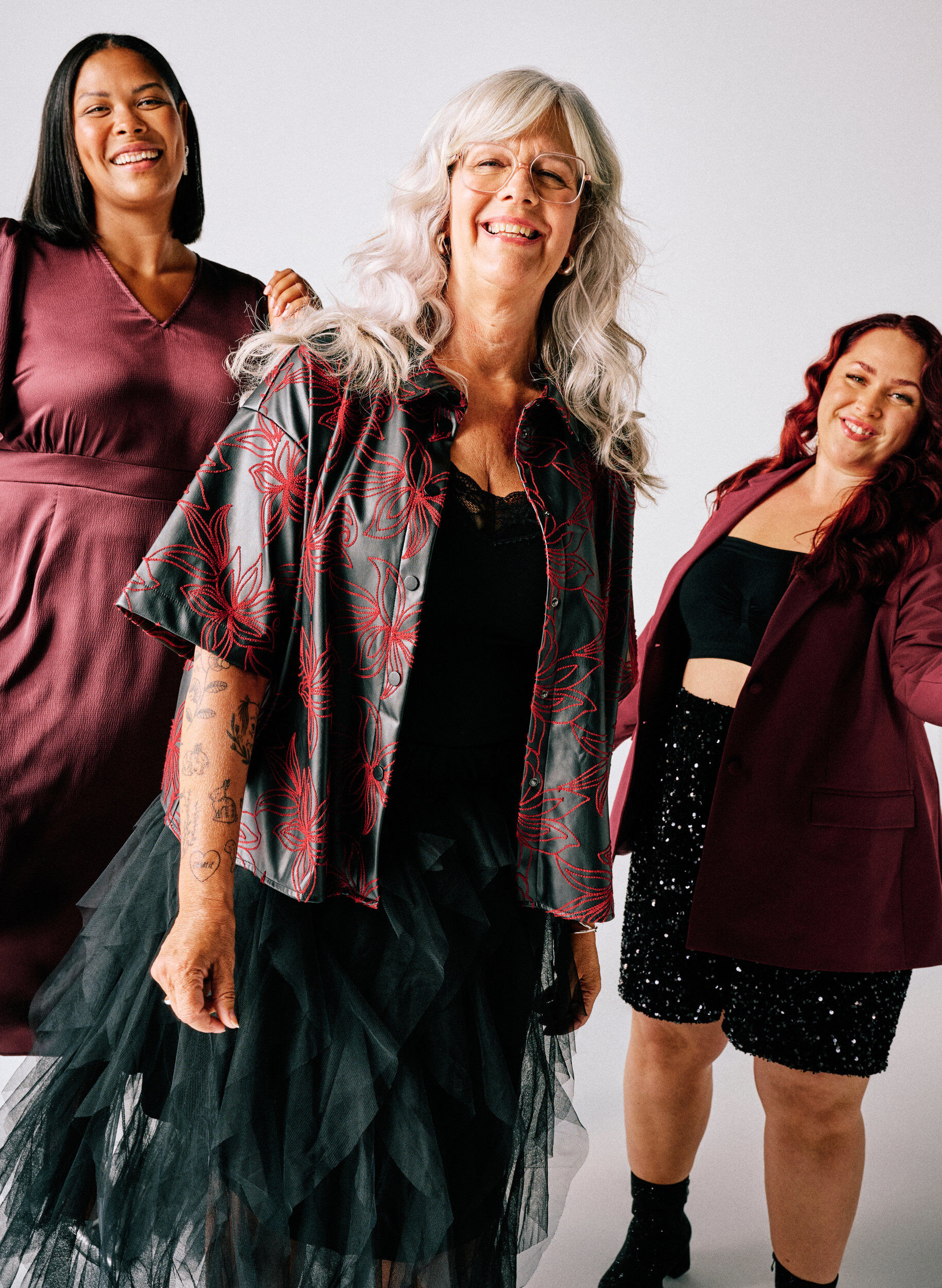 Zizzi Kurzes Hemd aus Kunstleder mit Kontraststickerei, Schwarz, Image image number 0