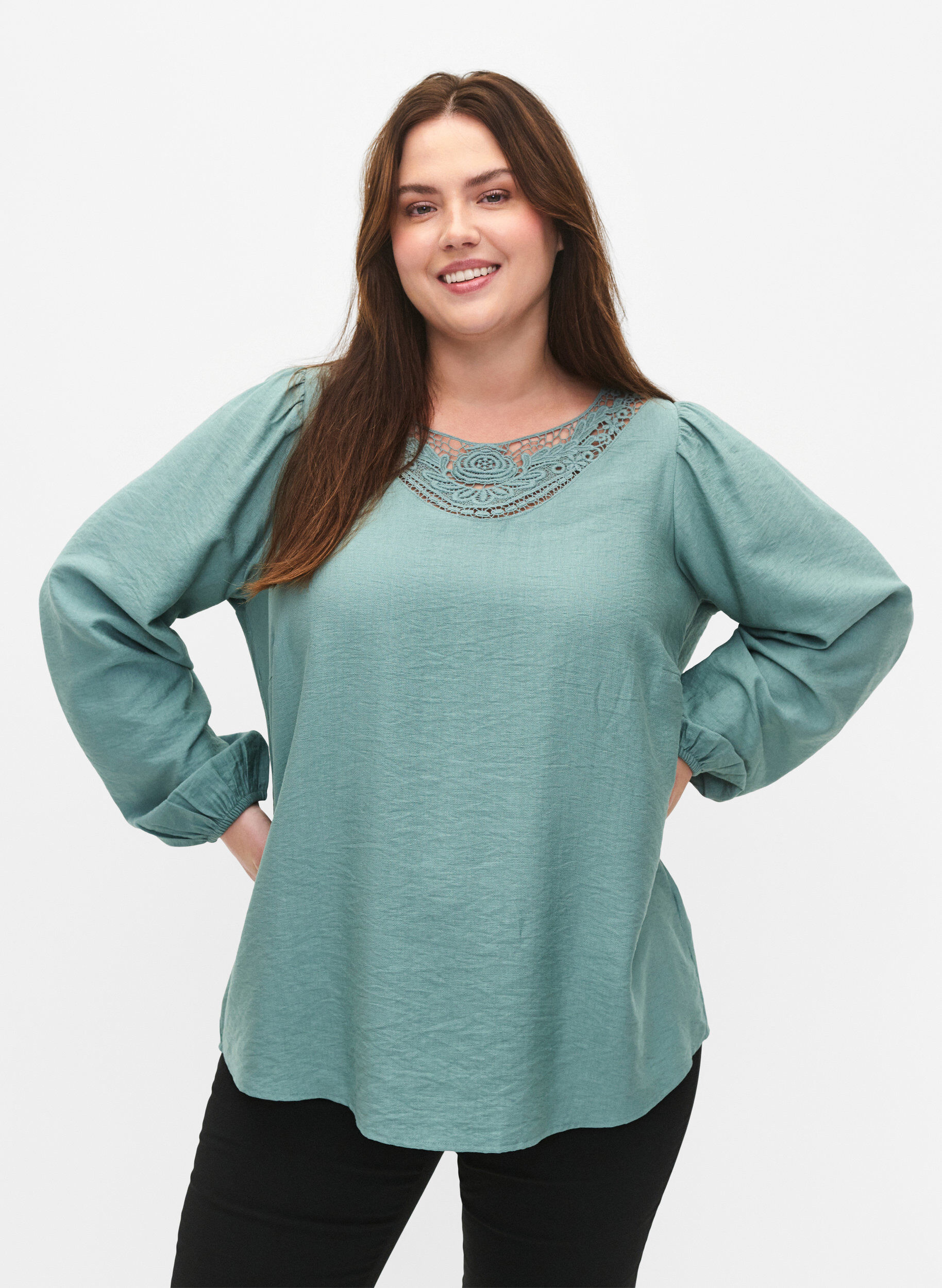 Zizzi Bluse aus Viskose mit H&auml;keldetails, Chinois Green, Model image number 0