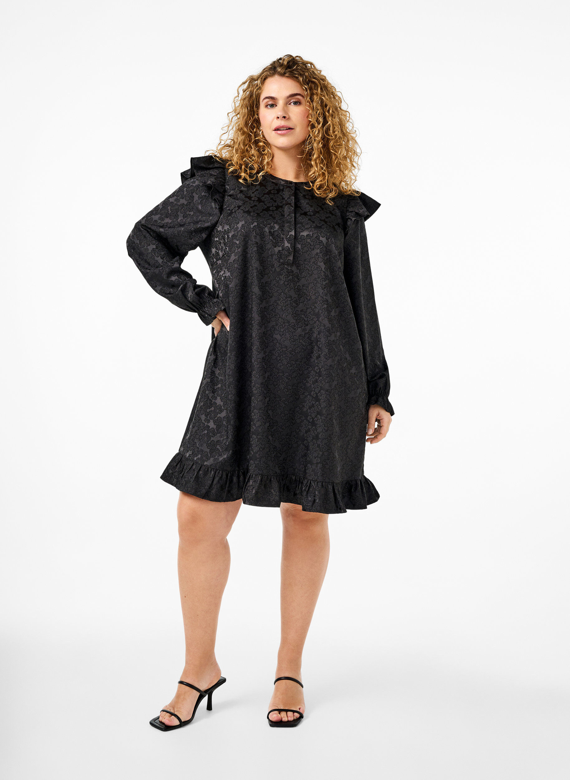 Zizzi Jacquardkleid mit langen &Auml;rmeln und R&uuml;schen, Schwarz, Model image number 1