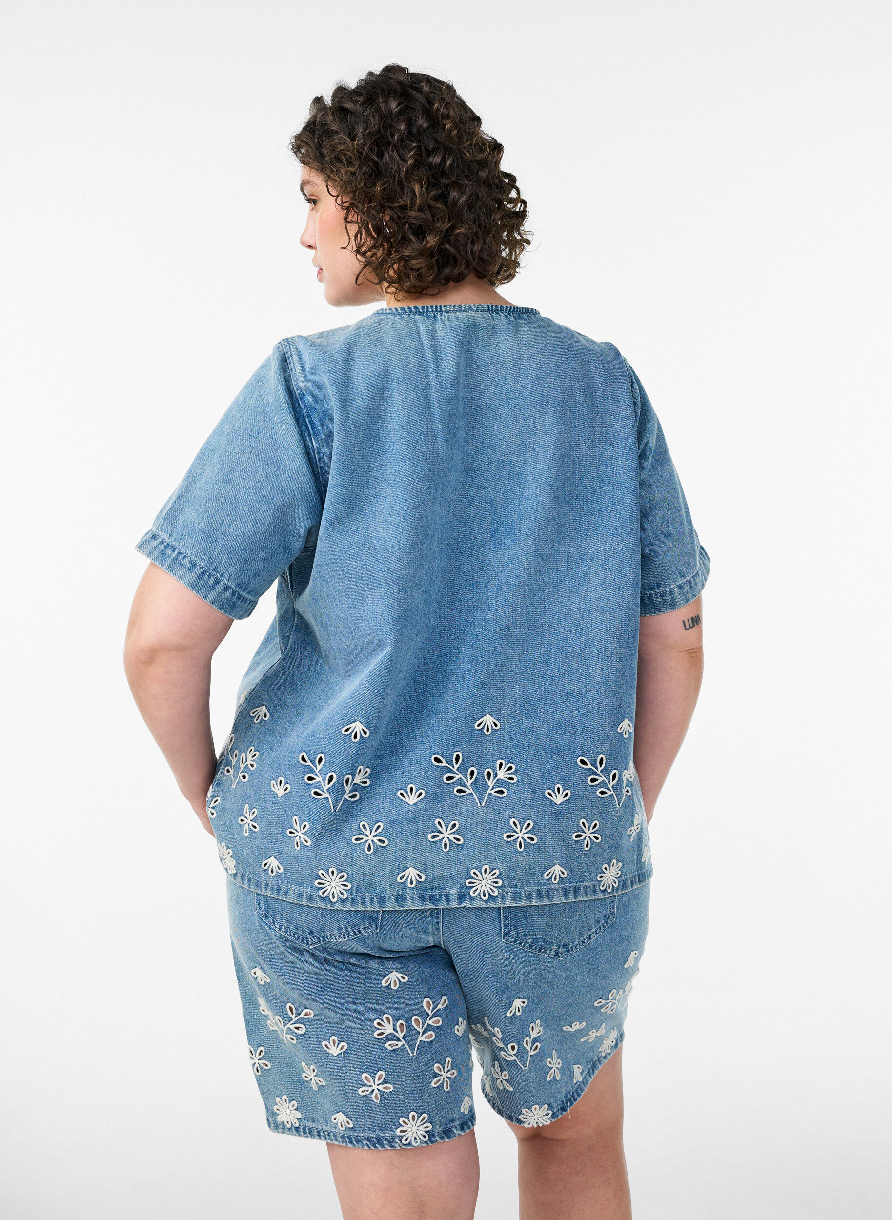 Zizzi Jeansshorts mit Lochstickerei und hoher Taille, Blau, Model image number 2