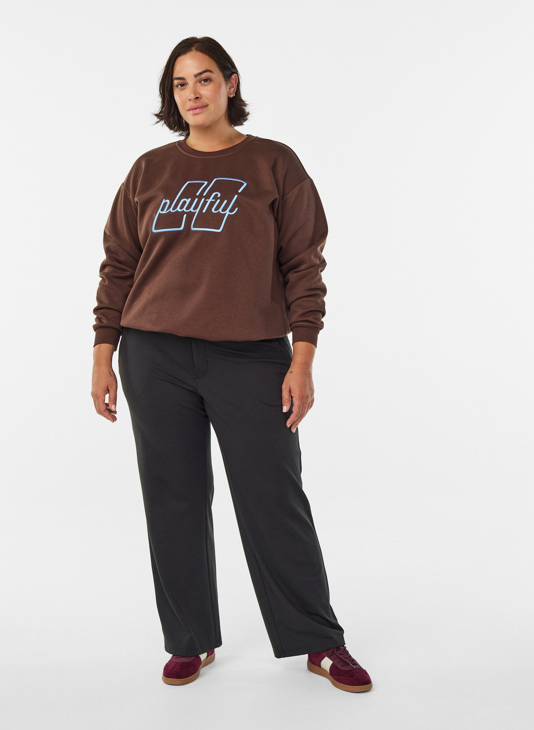 Zizzi Sweatshirt mit gesticktem Text, Braun, Model image number 1