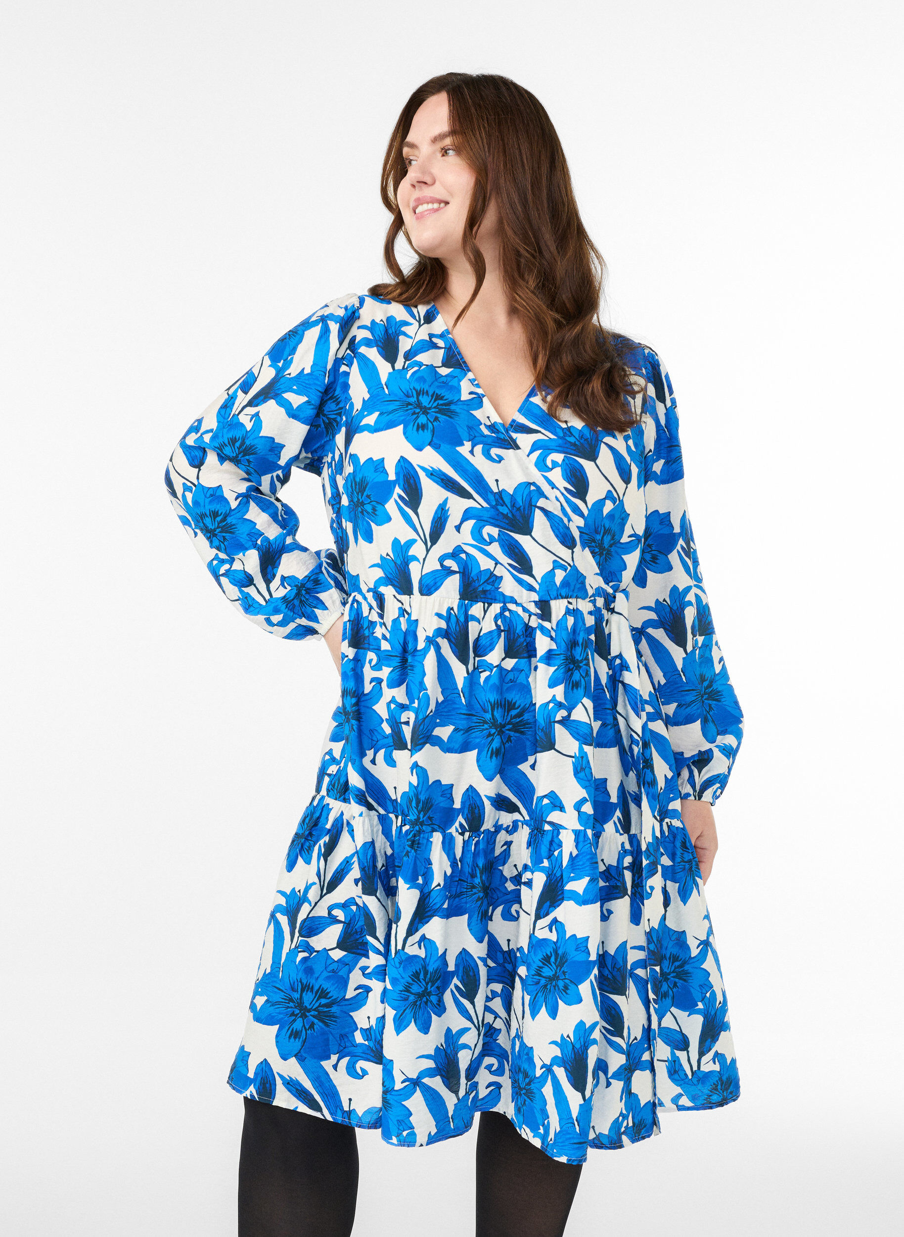 Gebl&uuml;mtes Wickelkleid mit Bindeg&uuml;rtel, Vanille, Model