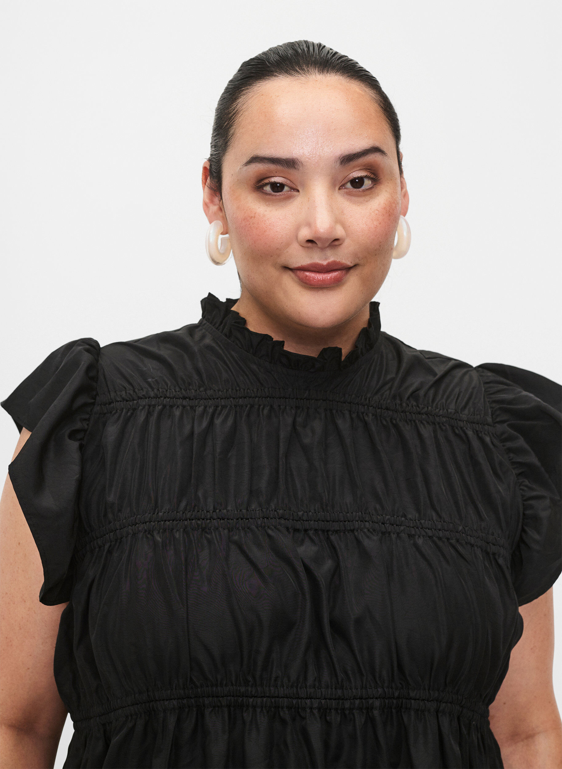 Zizzi Kleid mit R&uuml;schen und elastischen Schnittlinien, Black, Model image number 2