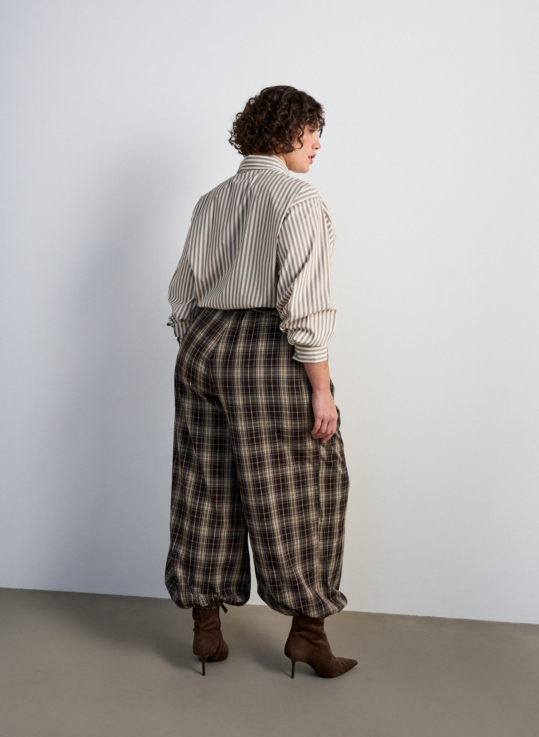 ZizziGestreiftes Hemd mit abnehmbarer Schluppe, Beige, Model image number 2
