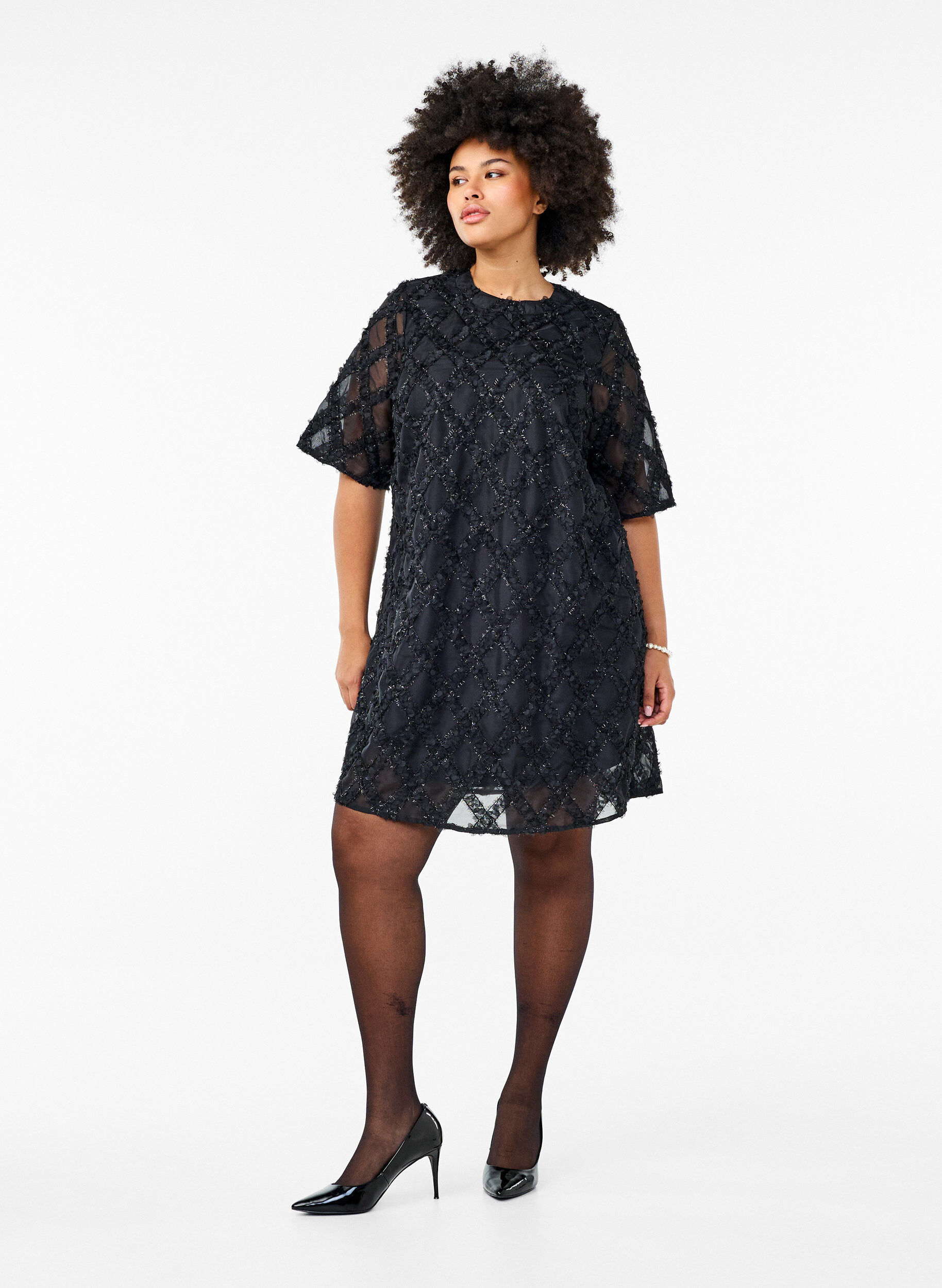 Zizzi Kurzes Kleid mit Strukturmuster, Black, Model image number 2