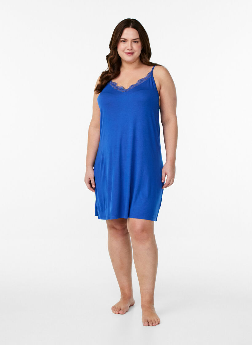 Nachthemd aus Viskose mit Spitzenbesatz, Blau, Model image number 1