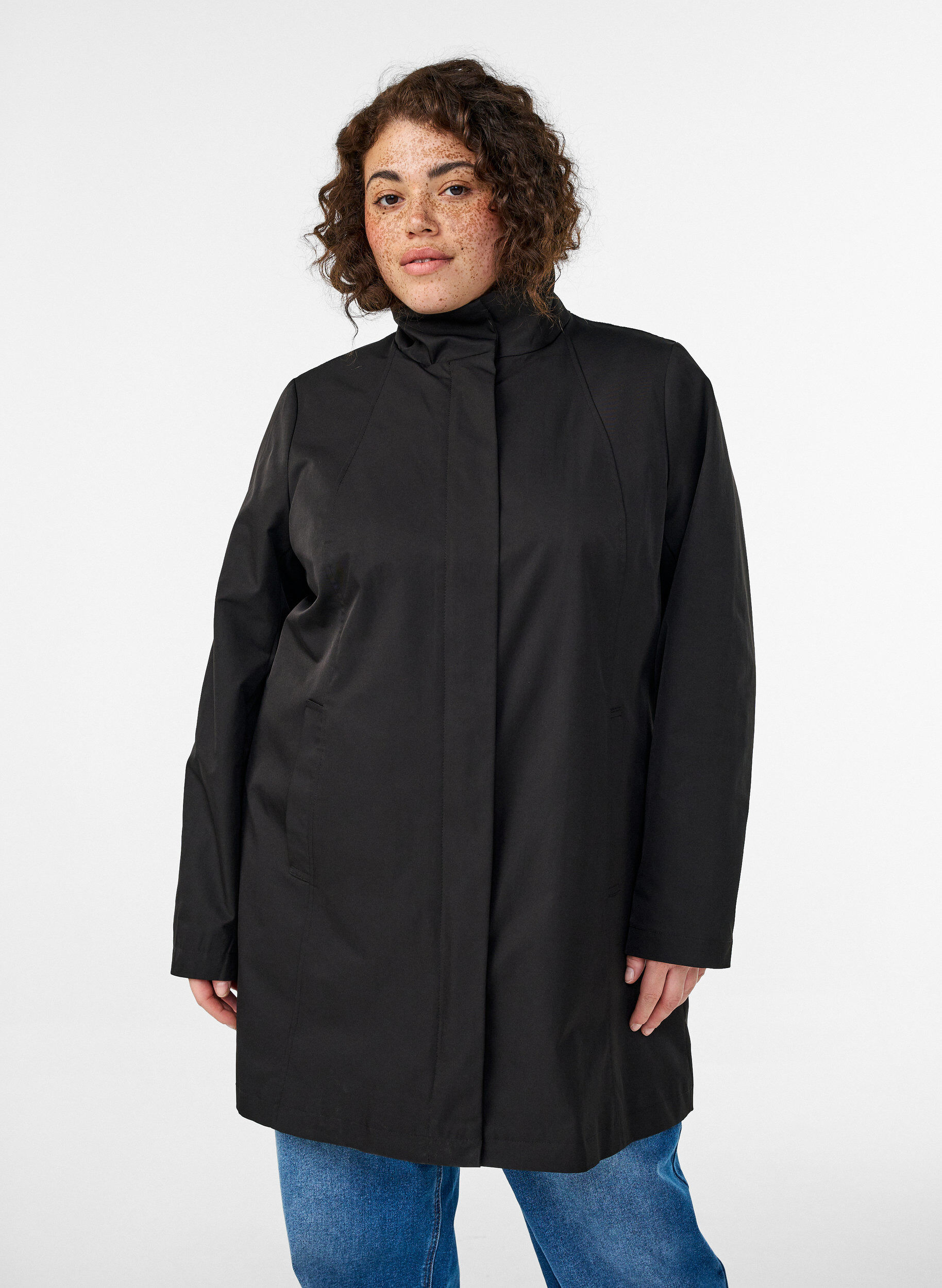 &Uuml;bergangsjacke mit Taschen und hohem Kragen, Schwarz, Model