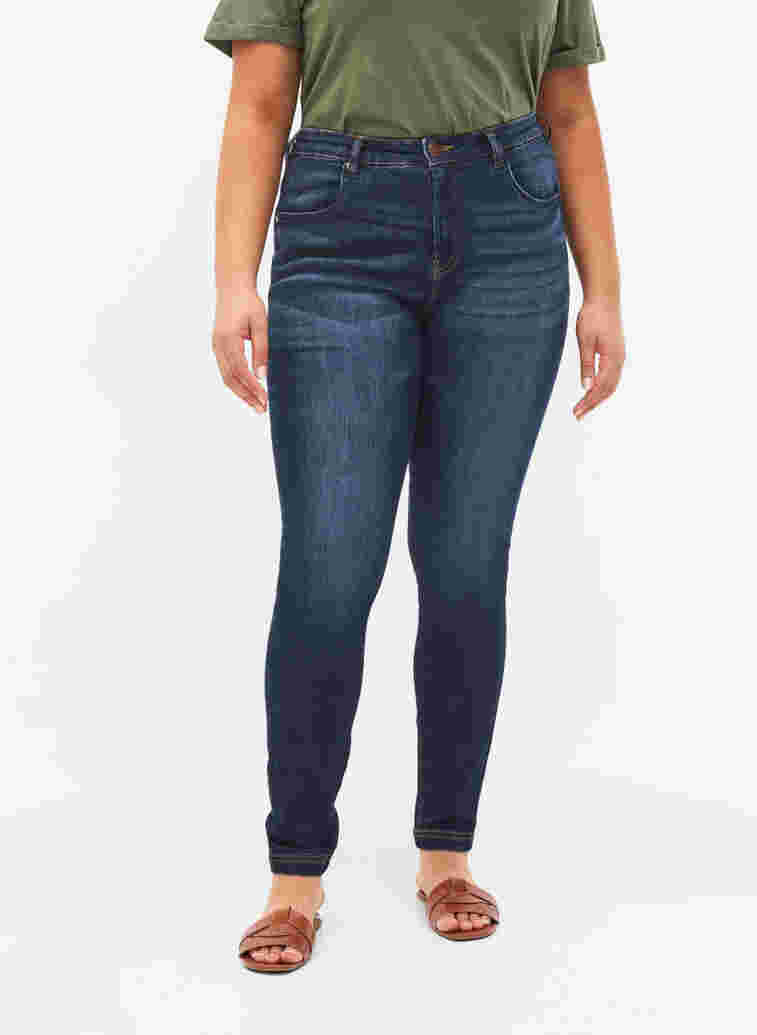 Super Slim Amy Jeans mit hoher Taille, Dark blue, Model