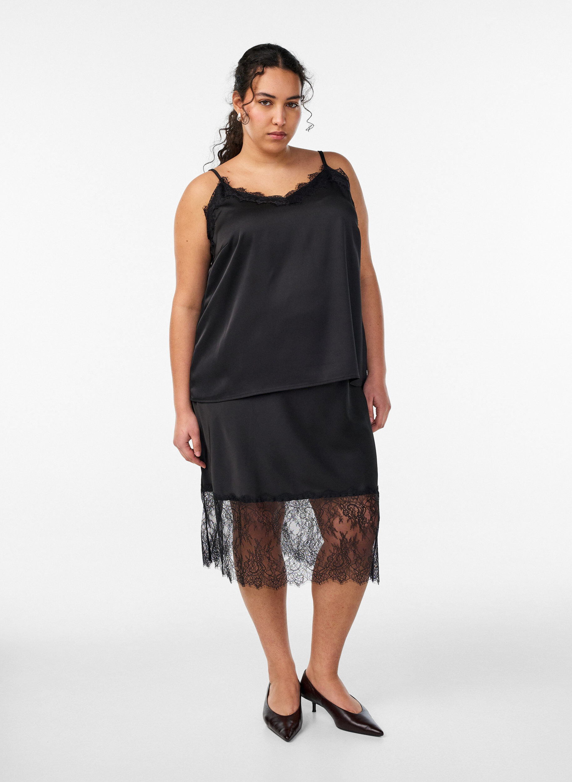 Rock in Satin-Optik mit Spitzen, Schwarz, Model