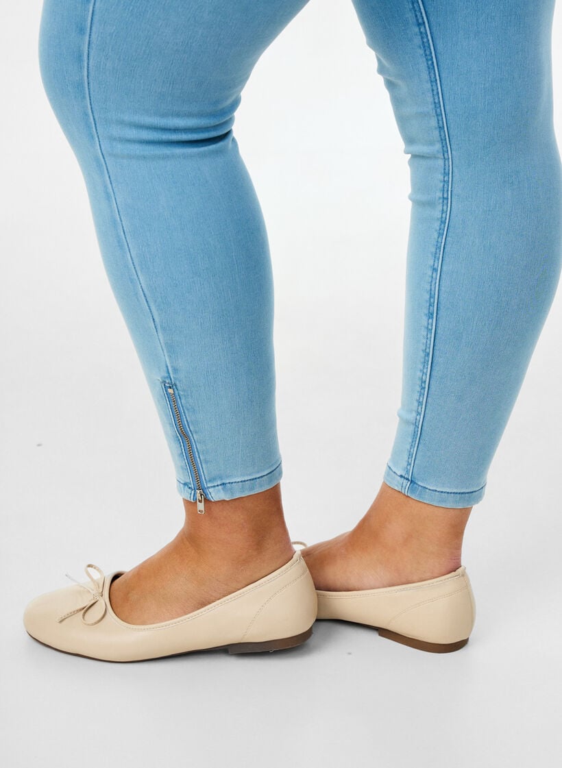 Cropped Amy Jeans mit Rei&szlig;verschluss, Blau, Model image number 2