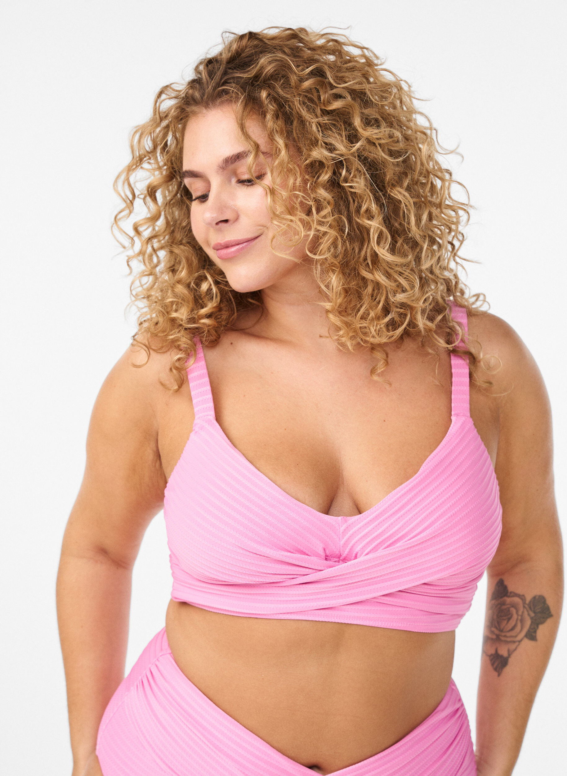 Zizzi Bikini Top mit Streifenstruktur und Criss-Cross, Pink, Model image number 0