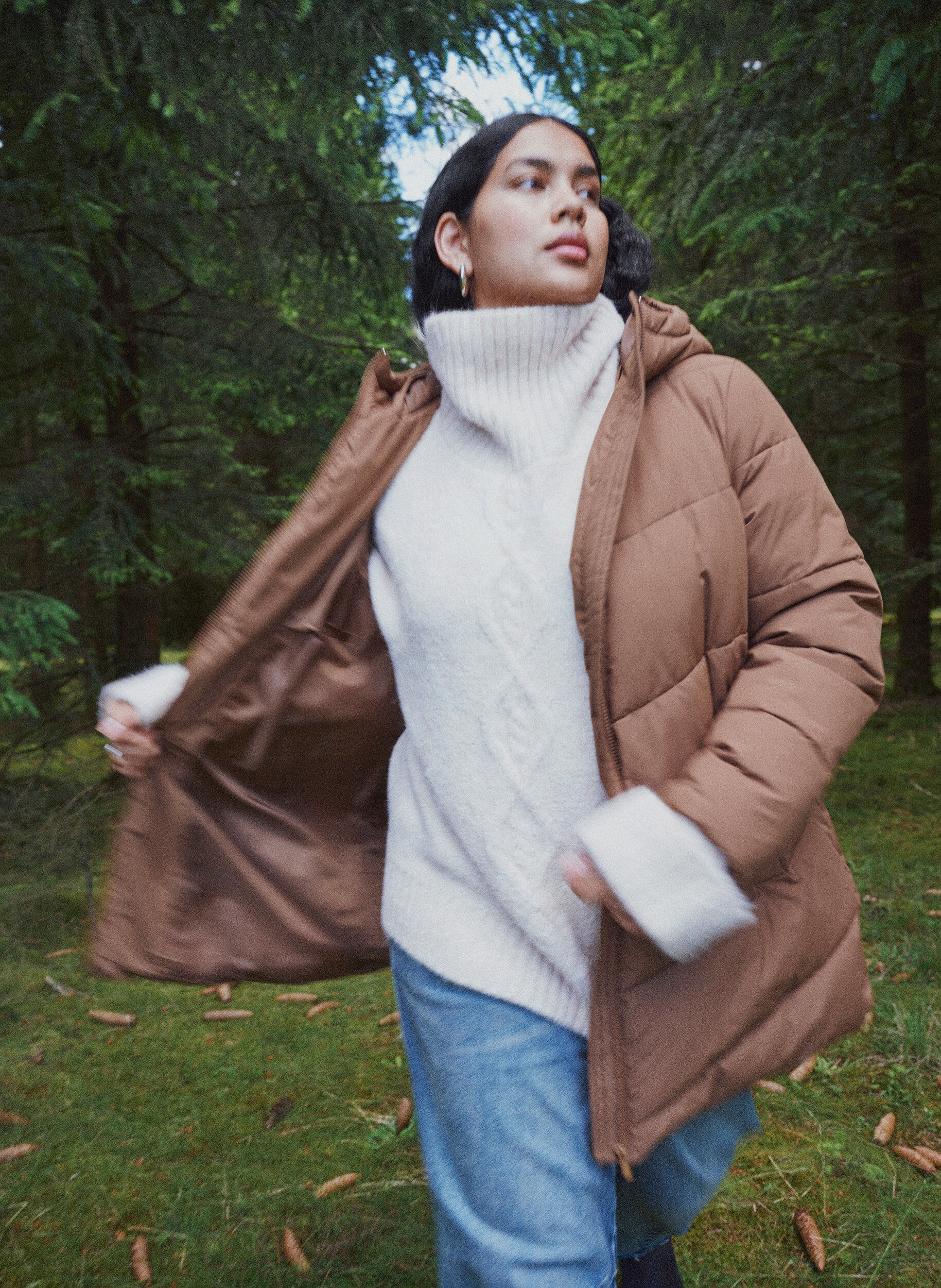 Mittellange Steppjacke mit Kapuze