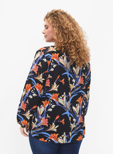 Langärmelige Bluse mit Rüschen, Black Flower AOP, Model image number 1