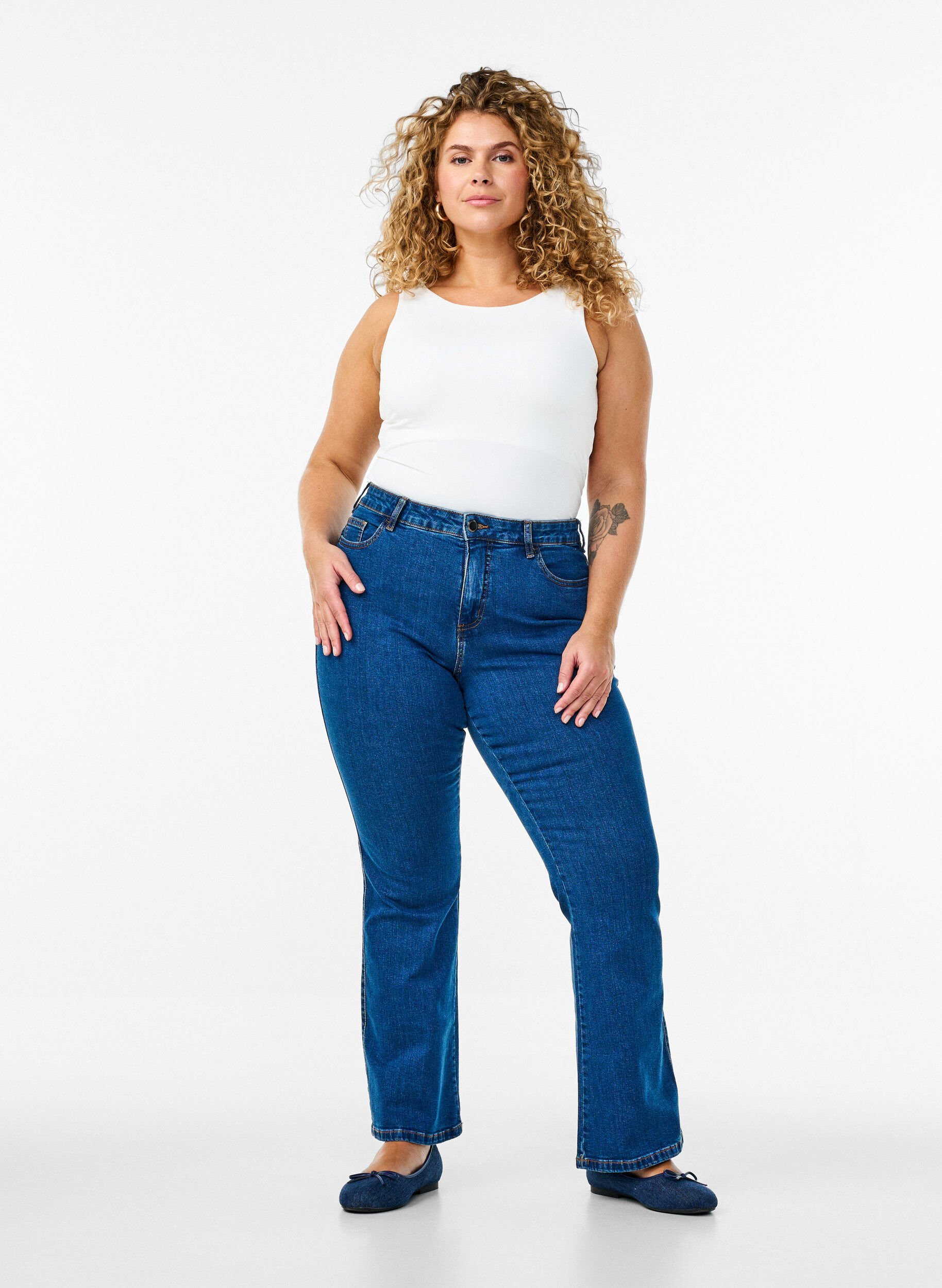 Ellen Bootcut-Jeans mit hoher Taille, Blau, Model