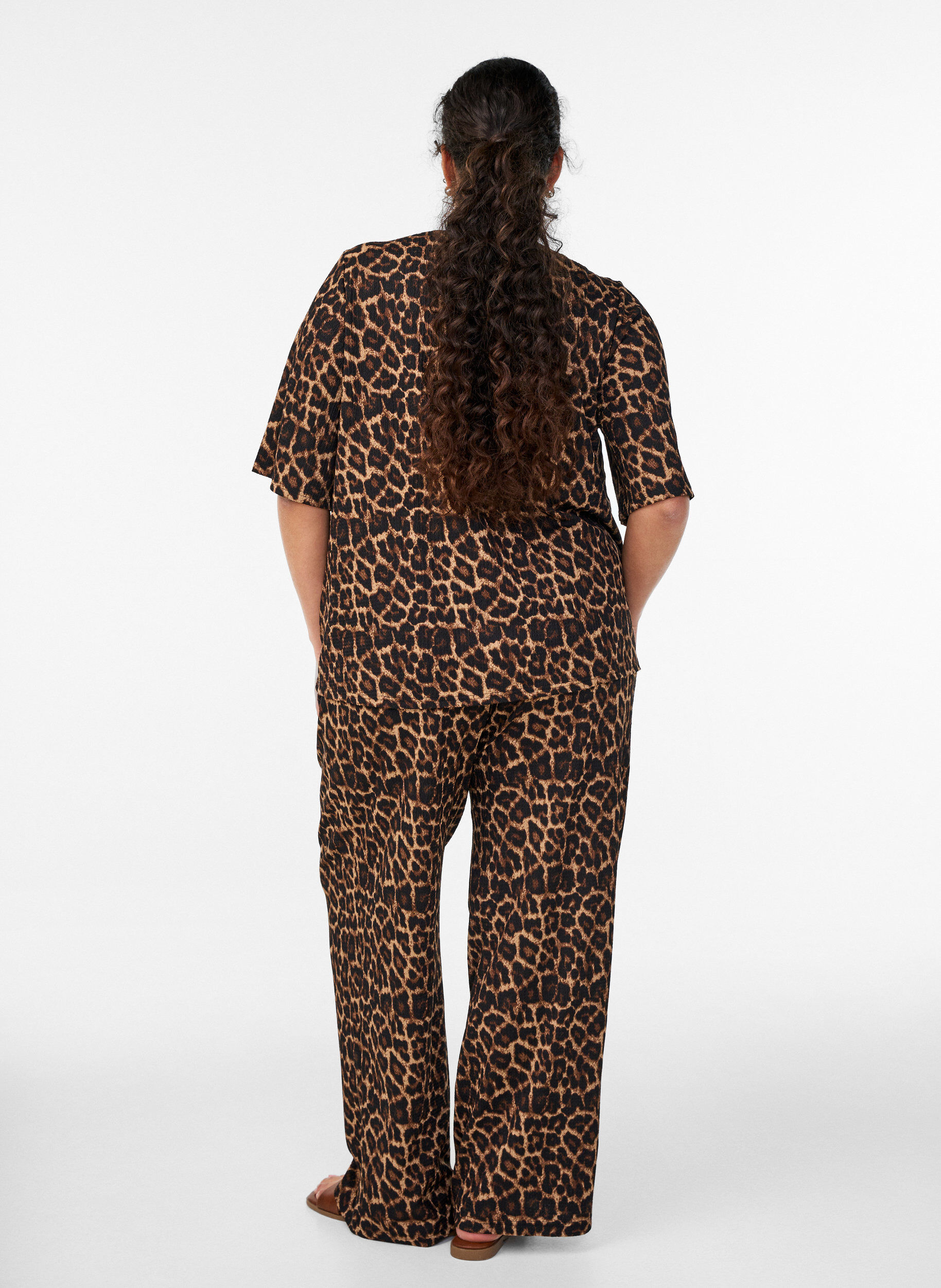 Zizzi Hose mit weitem Bein aus einem leichten strukturierten Stoff, Schwarz, Model image number 1