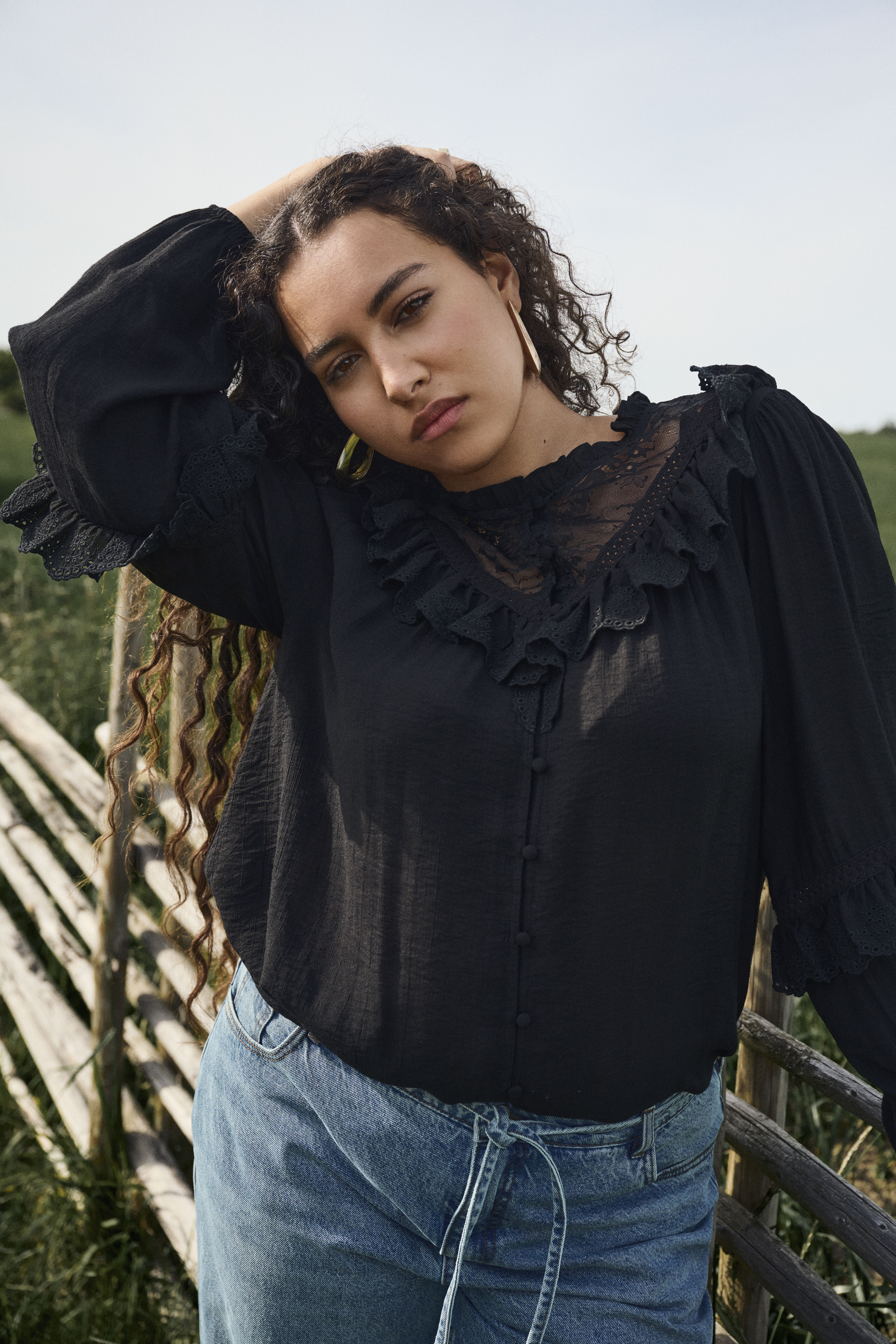 Zizzi Schwarze Bluse mit R&uuml;schen und Spitze, , Model
