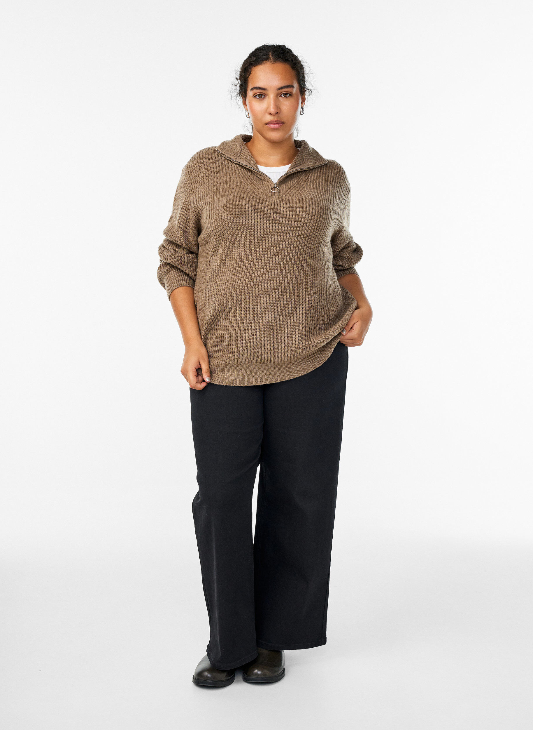 Zizzi FLASH &ndash; Strickpullover mit hohem Kragen und Rei&szlig;verschluss, Braun, Model image number 1