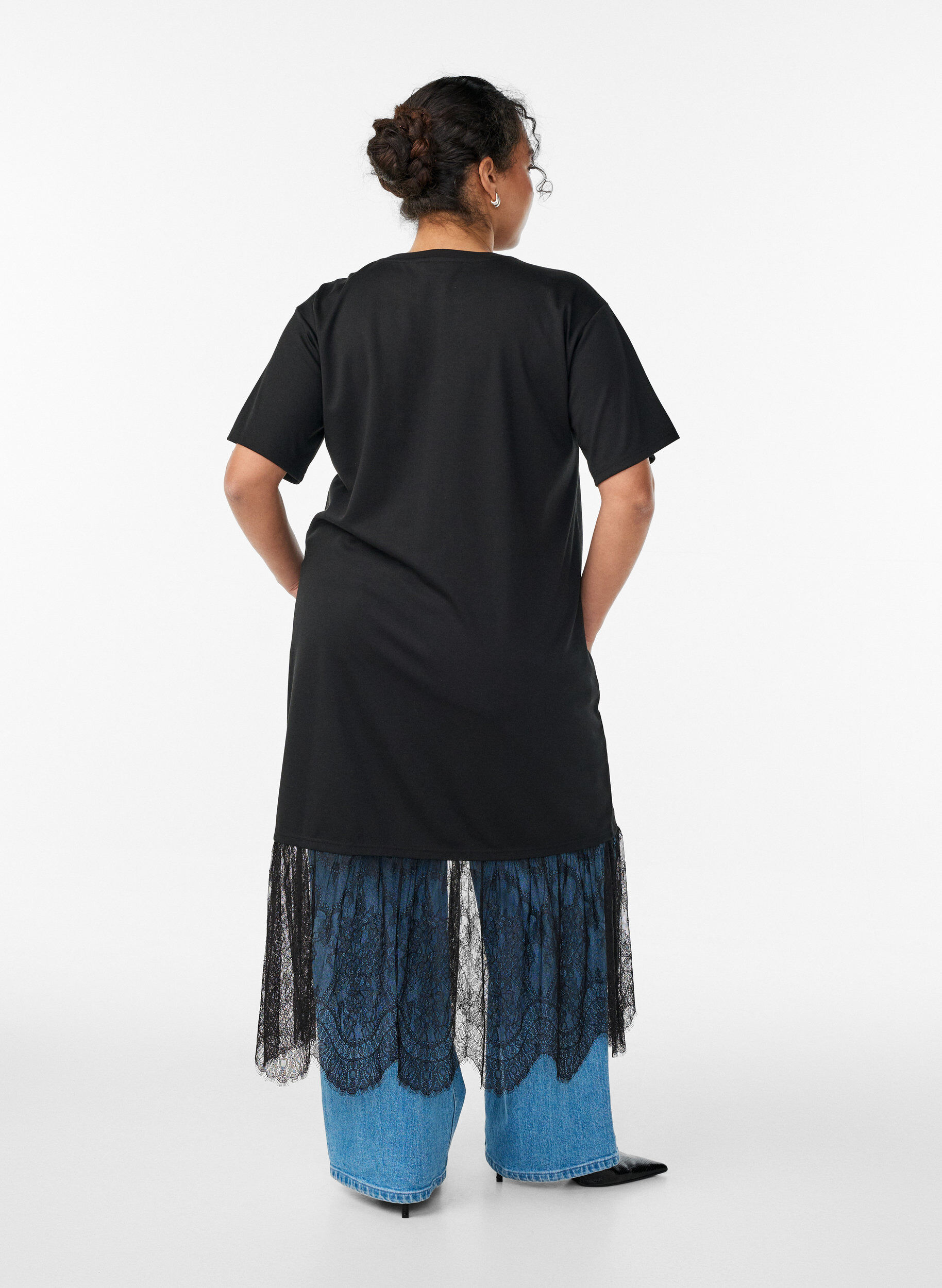 Zizzi T-Shirt-Kleid aus Jersey mit einer Lage aus Spitze, Schwarz, Model image number 1