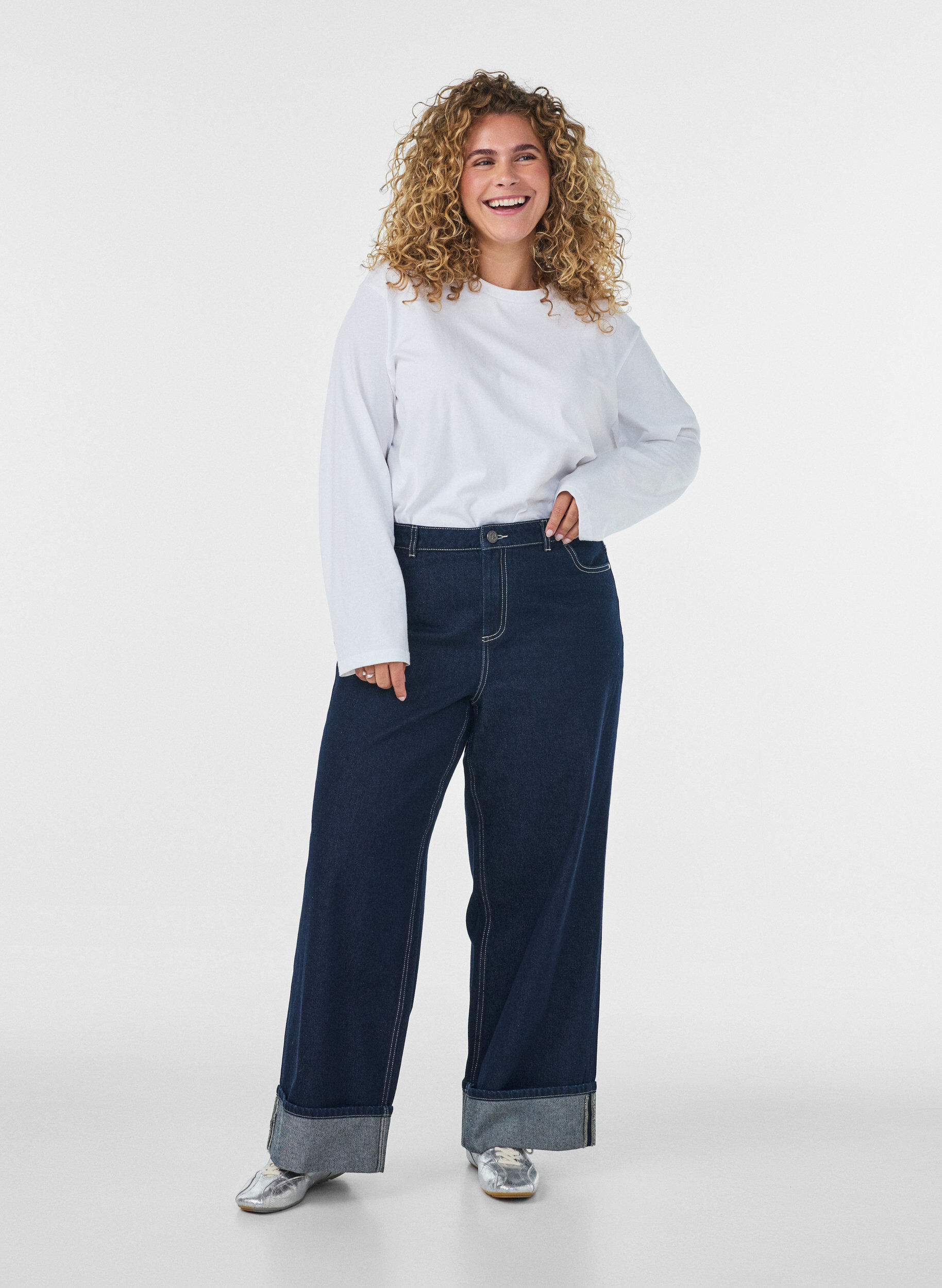 Jeans in weiter Passform mit breitem Umschlag und Kontrastn&auml;hten, Blau, Model