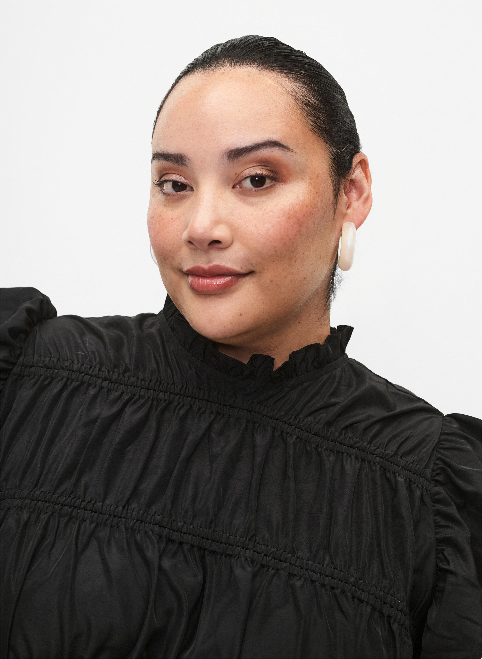 Zizzi Kleid mit R&uuml;schen und elastischen Schnittlinien, Black, Model image number 3