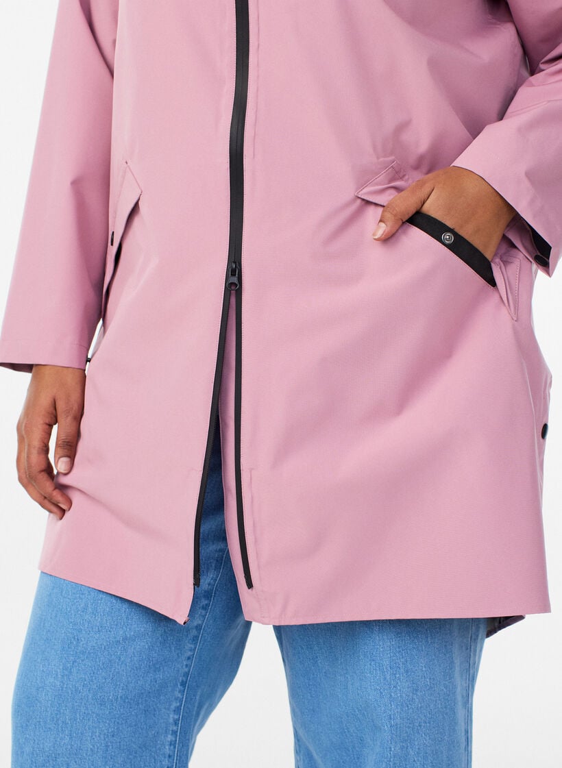 Regenjacke mit Taschen und Kapuze, Rot, Model