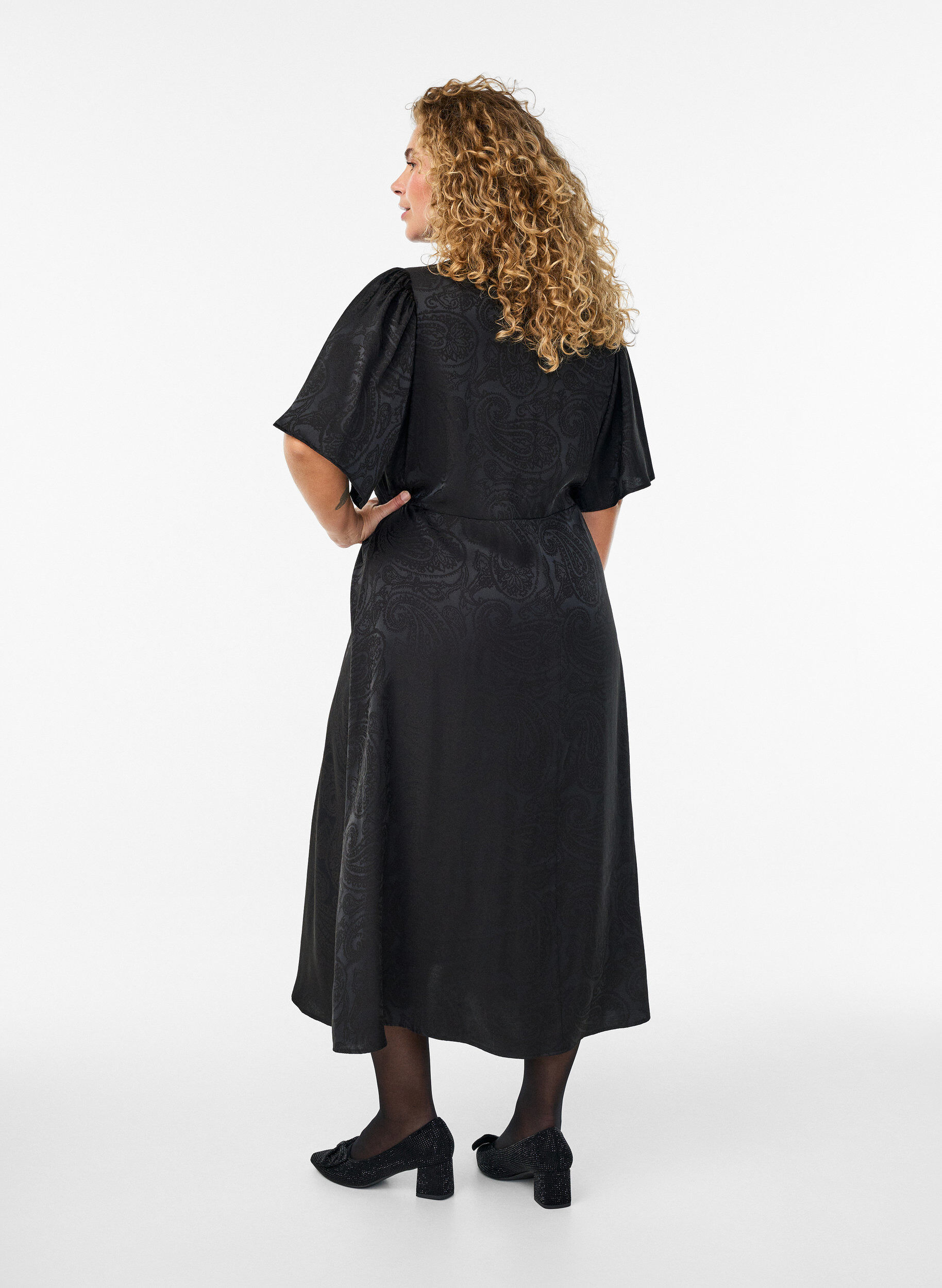 Zizzi Midikleid aus Jacquard mit Paisleymuster und Fl&uuml;gel&auml;rmeln, Schwarz, Model image number 1